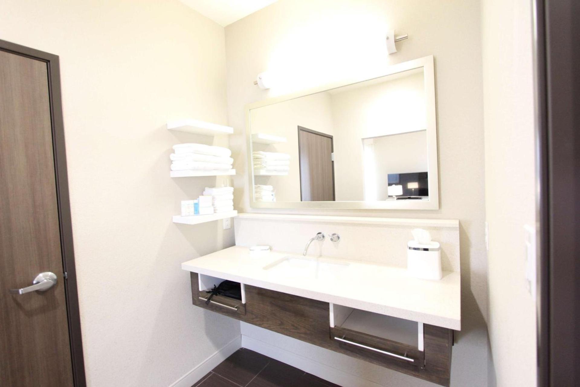 Hampton Inn & Suites Dallas Market Center photo 41