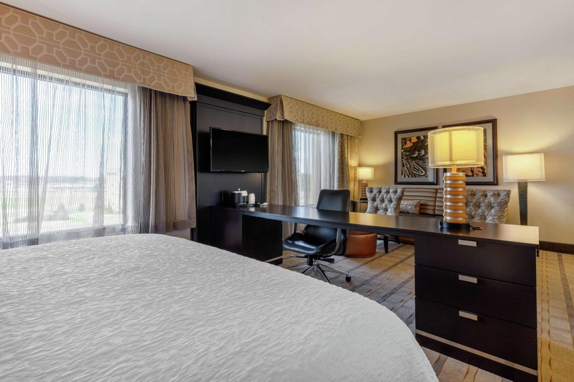 Hampton Inn and Suites Columbus, MS photo 17