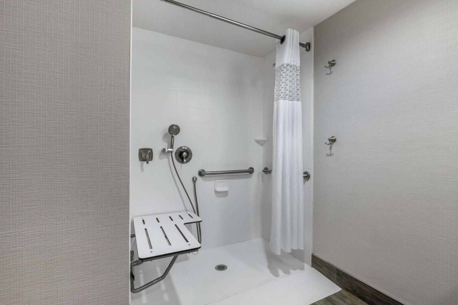 Hampton Inn and Suites Columbus, MS photo 23