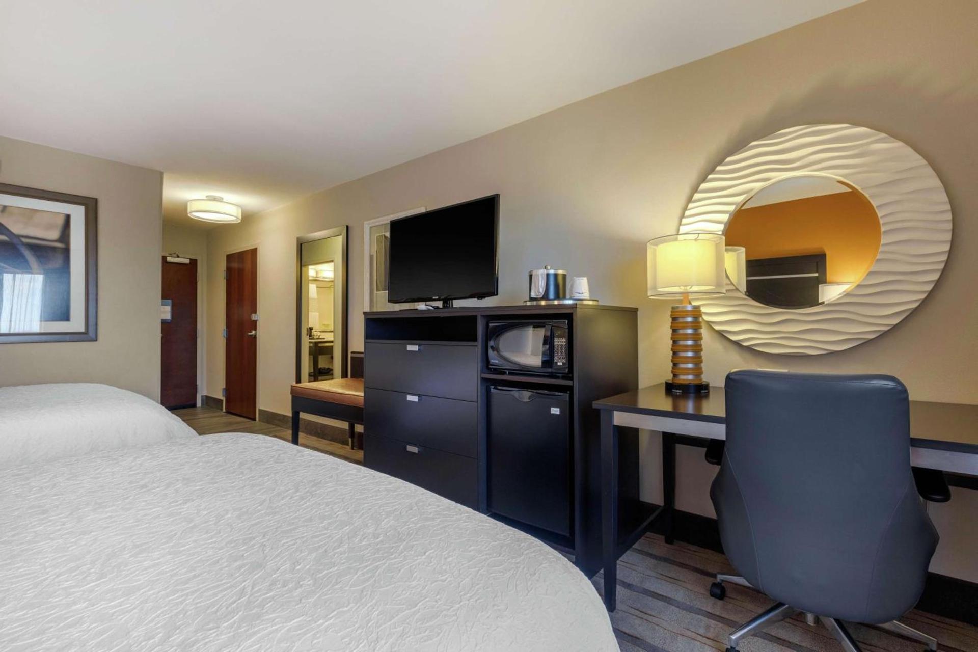 Hampton Inn and Suites Columbus, MS photo 25