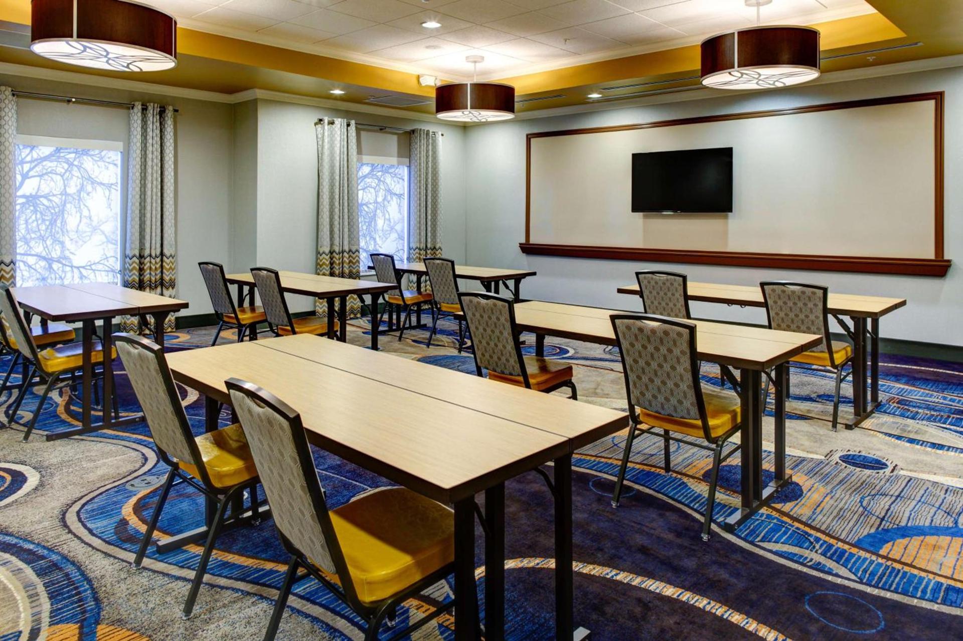 Hampton Inn and Suites Columbus, MS photo 38