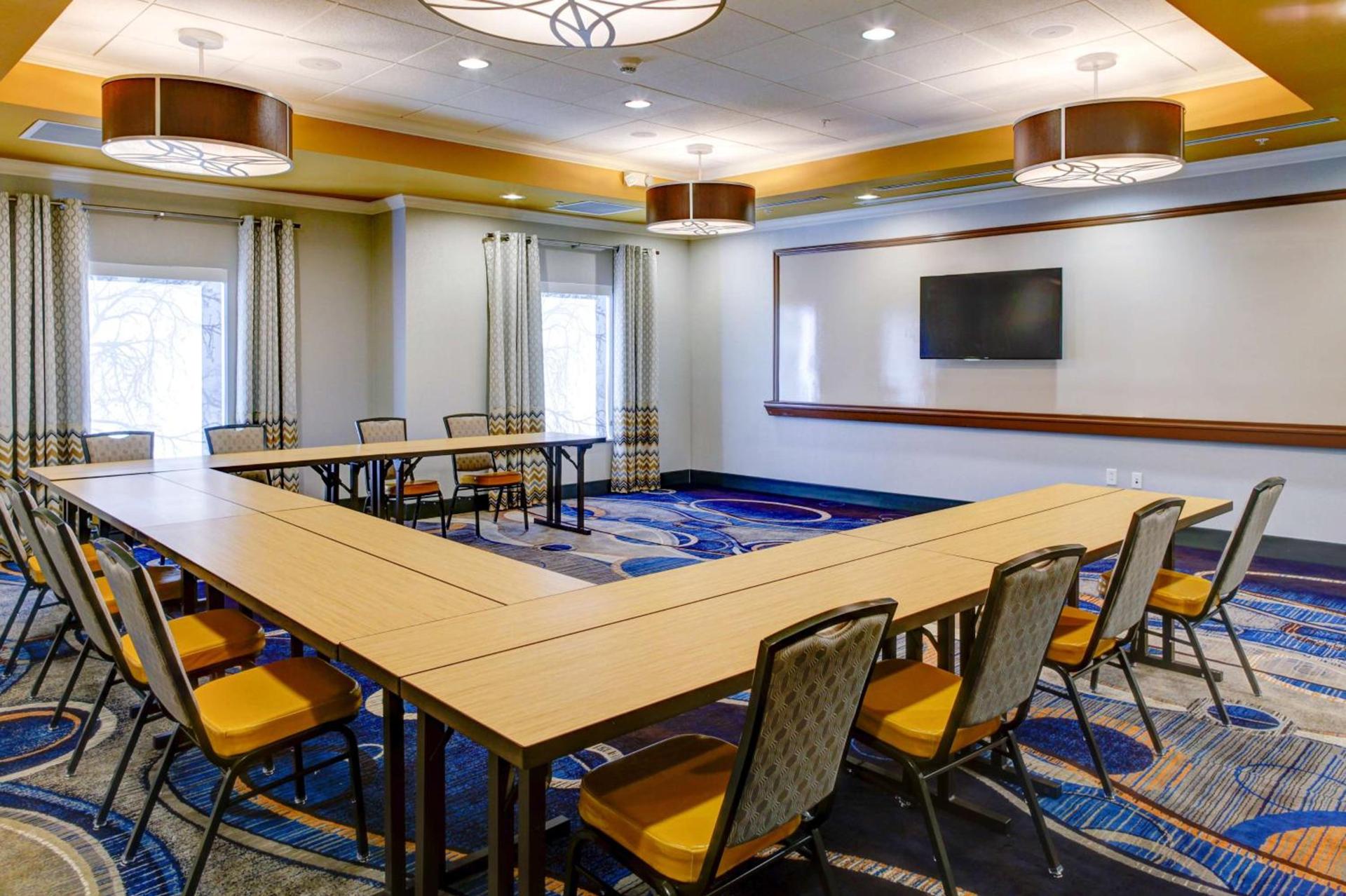 Hampton Inn and Suites Columbus, MS photo 39