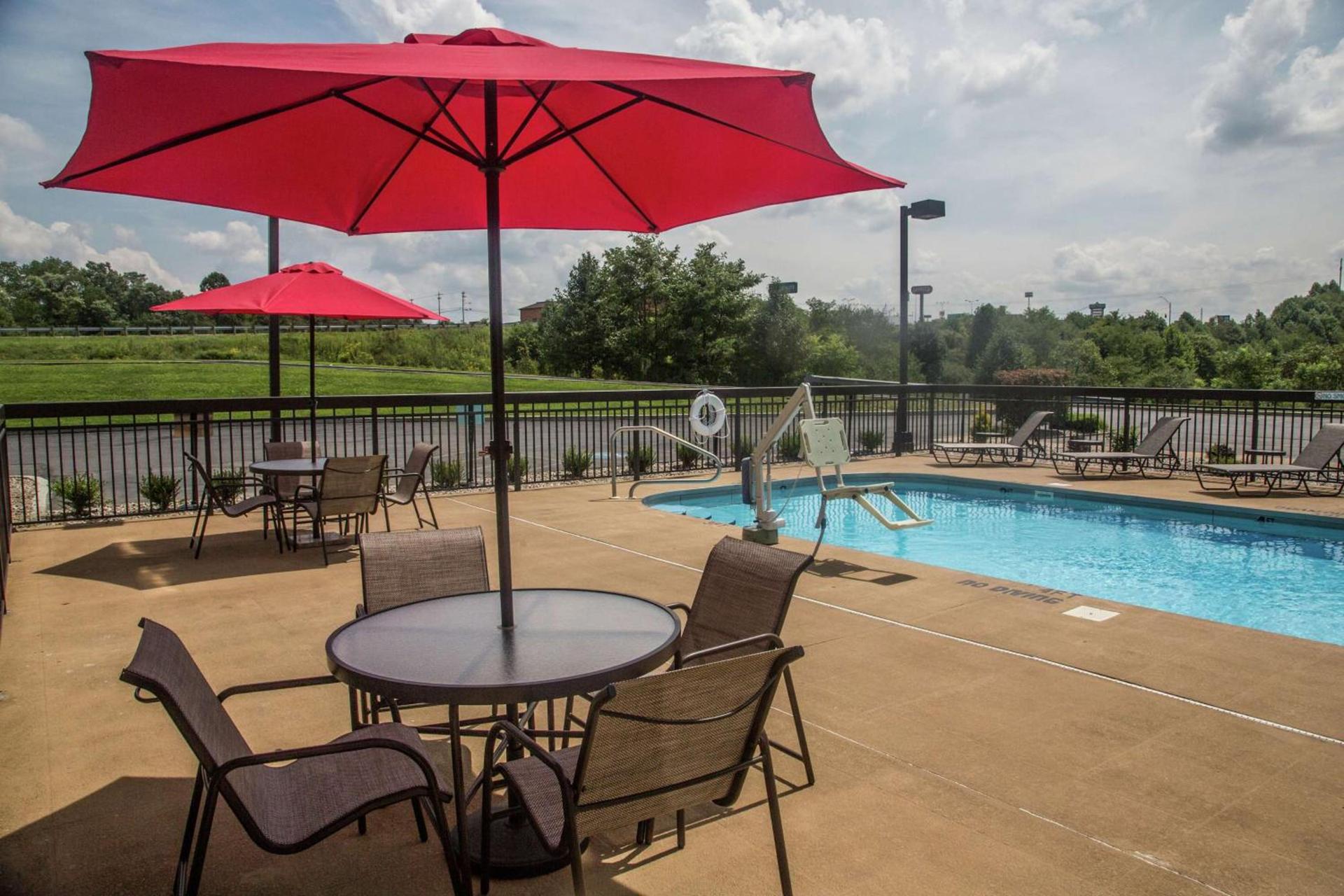 Hampton Inn Summersville photo 9