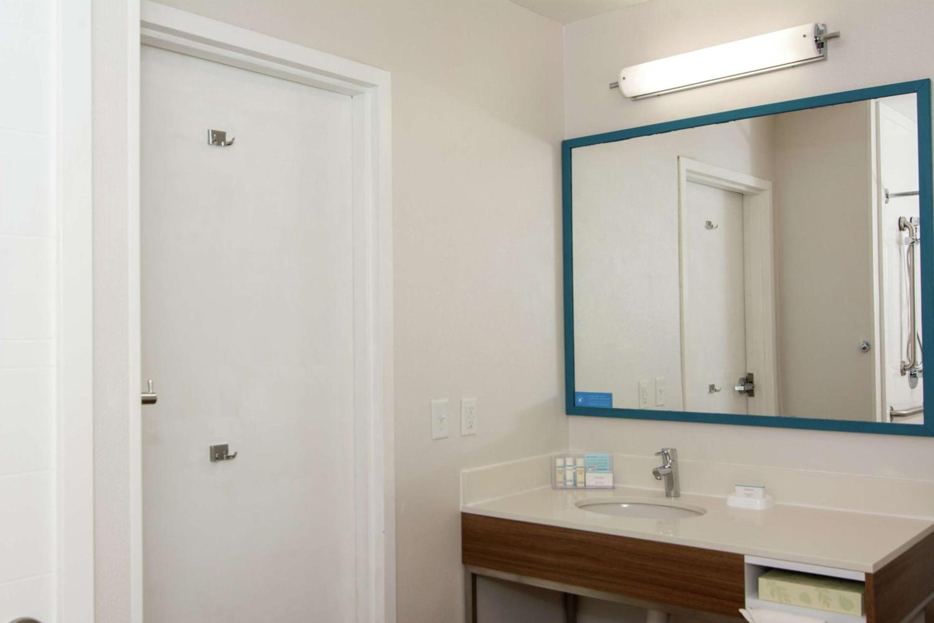 Hampton Inn Summersville photo 23