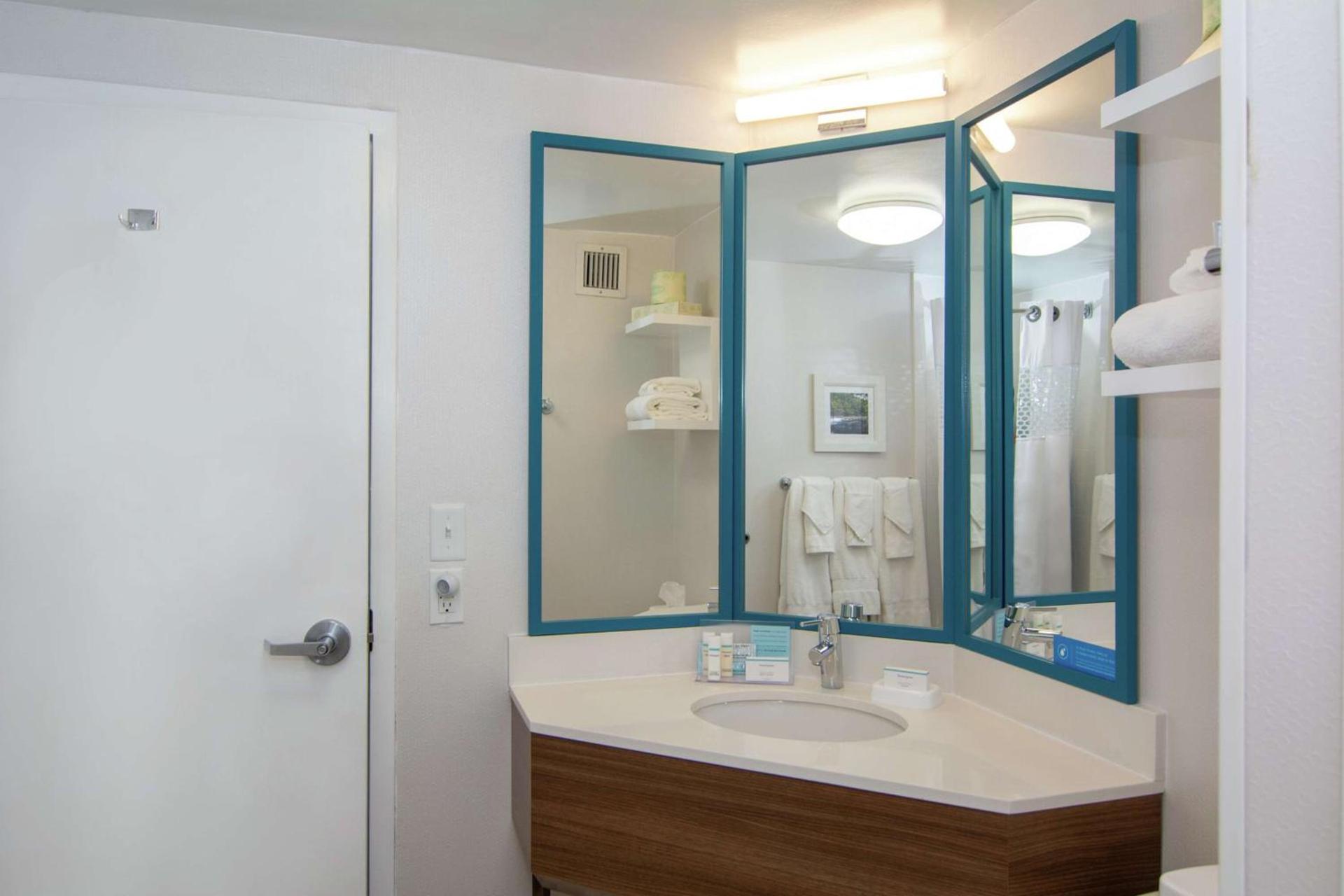 Hampton Inn Summersville photo 27