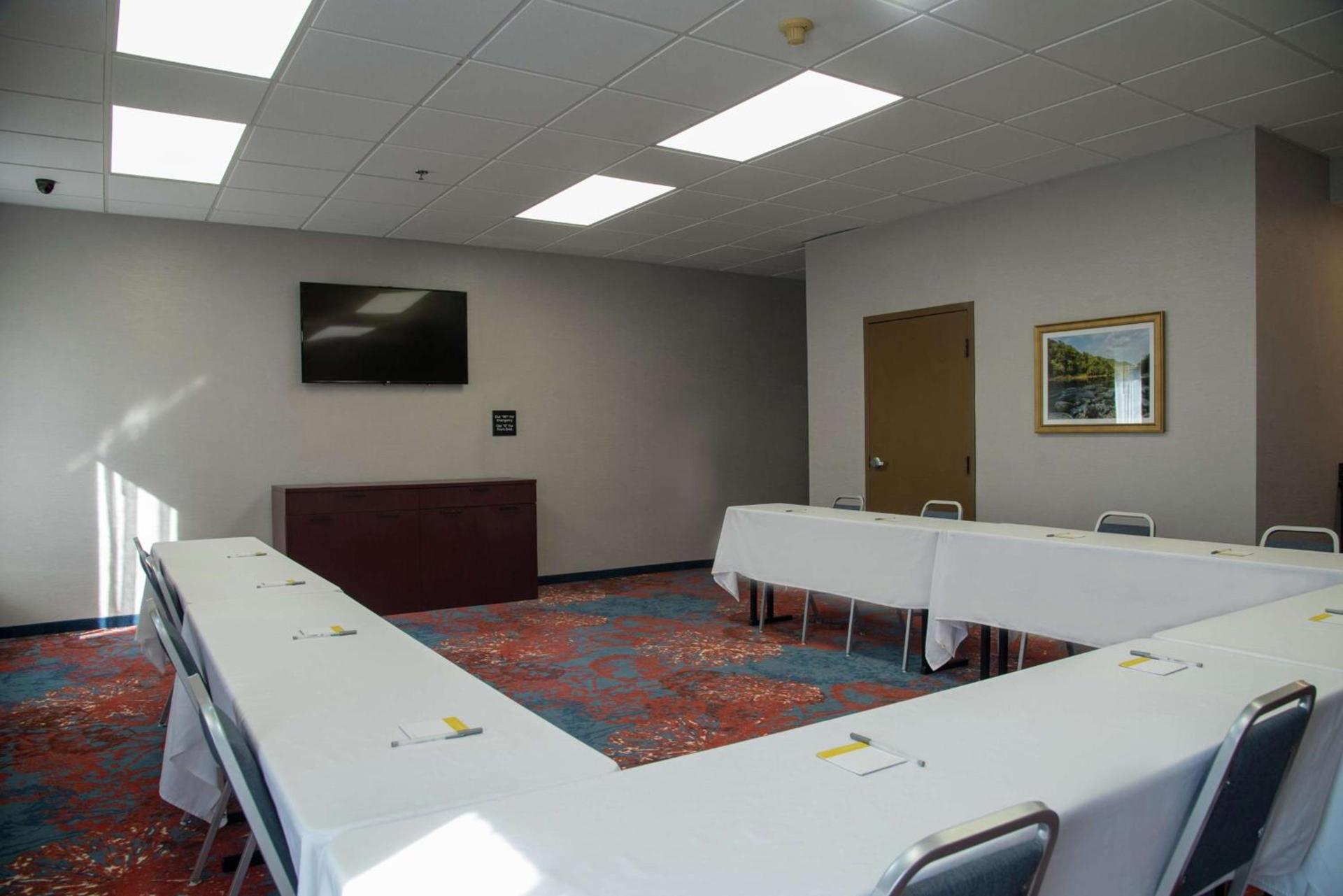 Hampton Inn Summersville photo 31