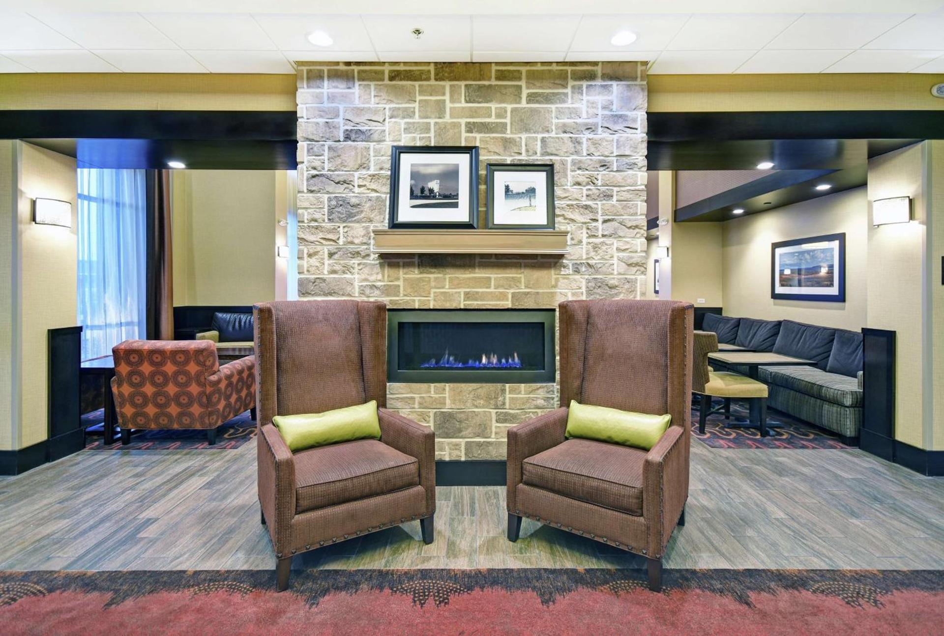 Hampton Inn & Suites Milwaukee/Franklin photo 2