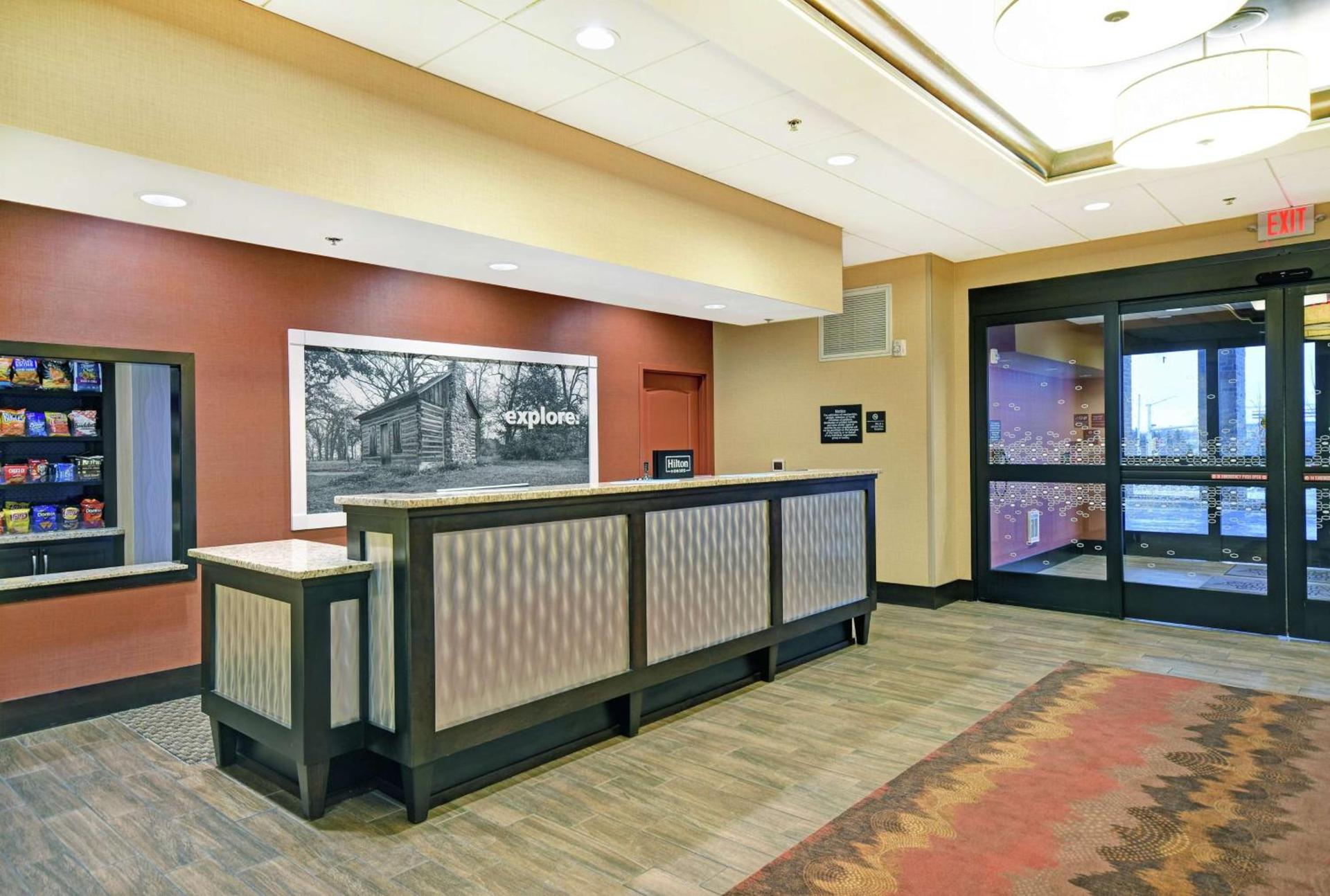Hampton Inn & Suites Milwaukee/Franklin photo 3