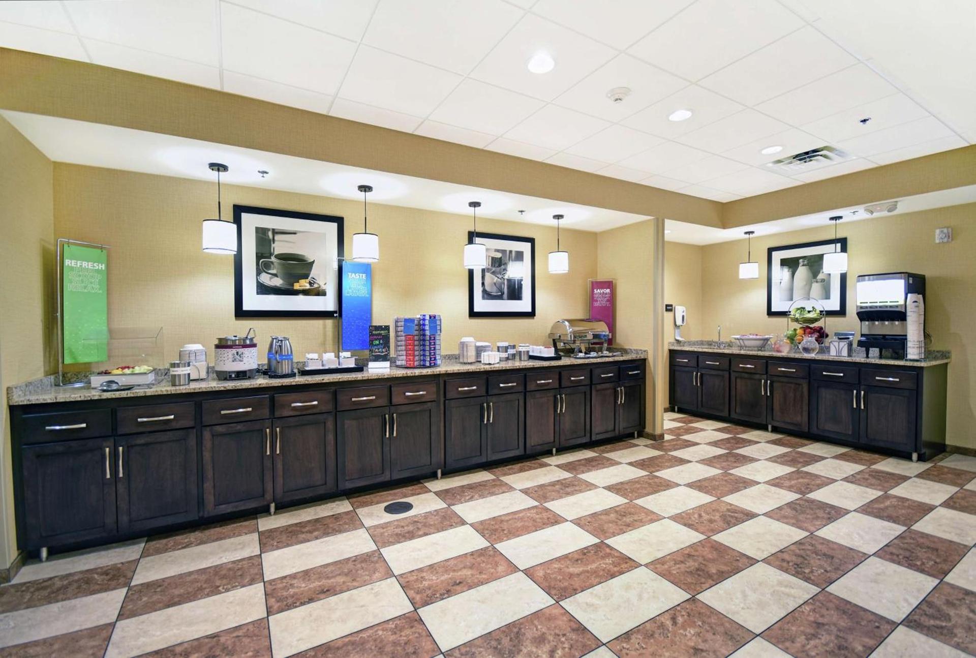 Hampton Inn & Suites Milwaukee/Franklin photo 5