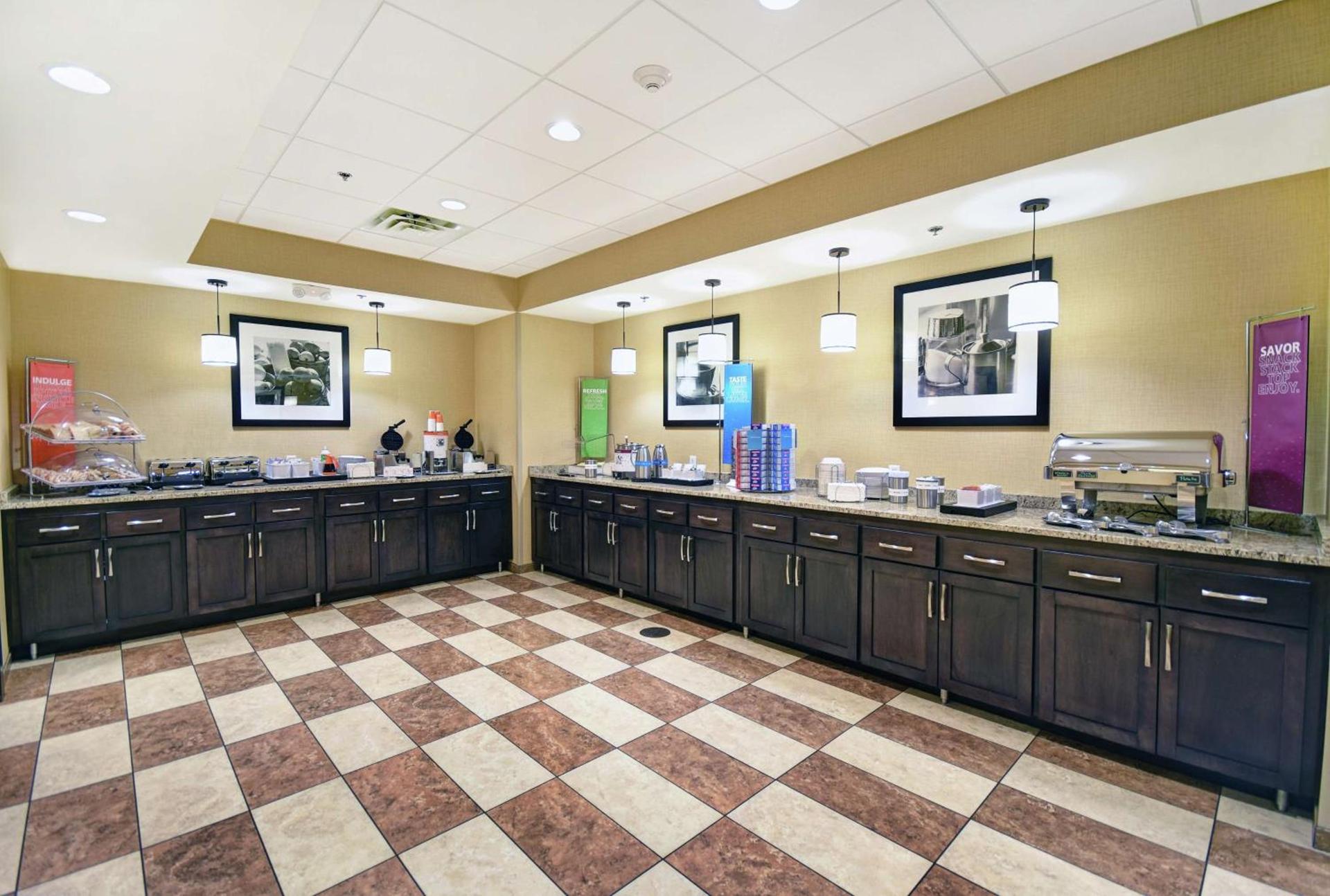 Hampton Inn & Suites Milwaukee/Franklin photo 8