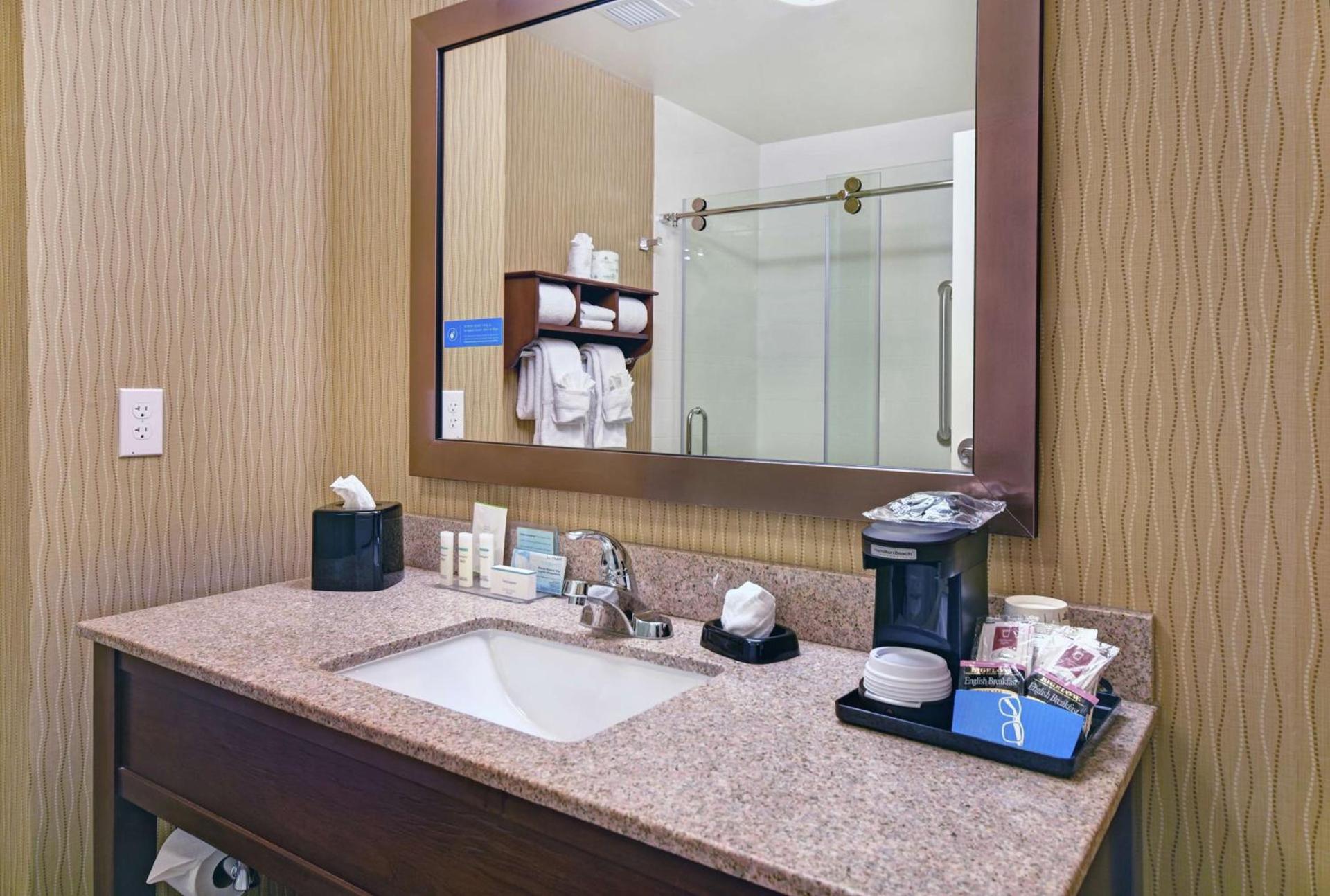 Hampton Inn & Suites Milwaukee/Franklin photo 11