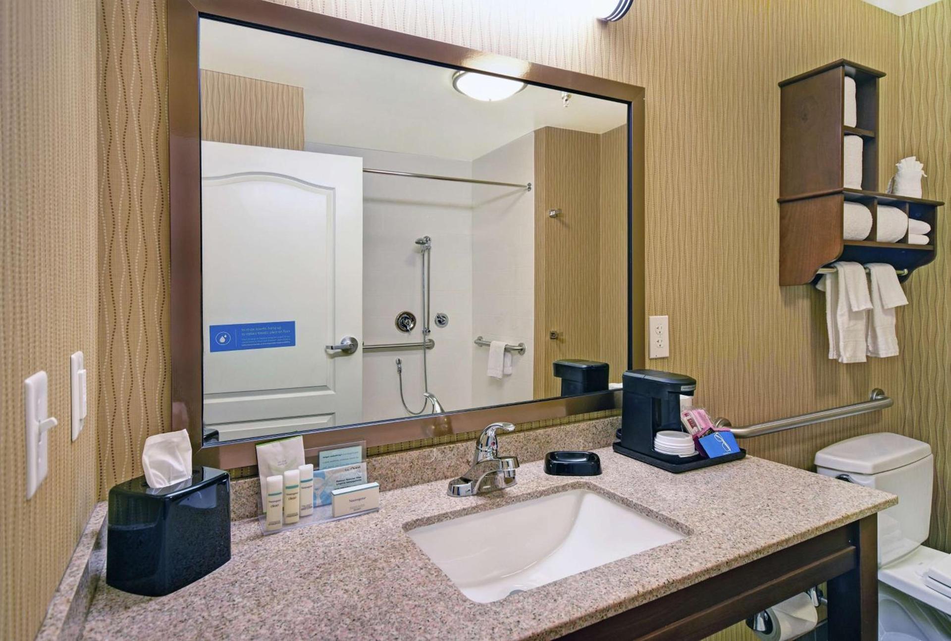 Hampton Inn & Suites Milwaukee/Franklin photo 12