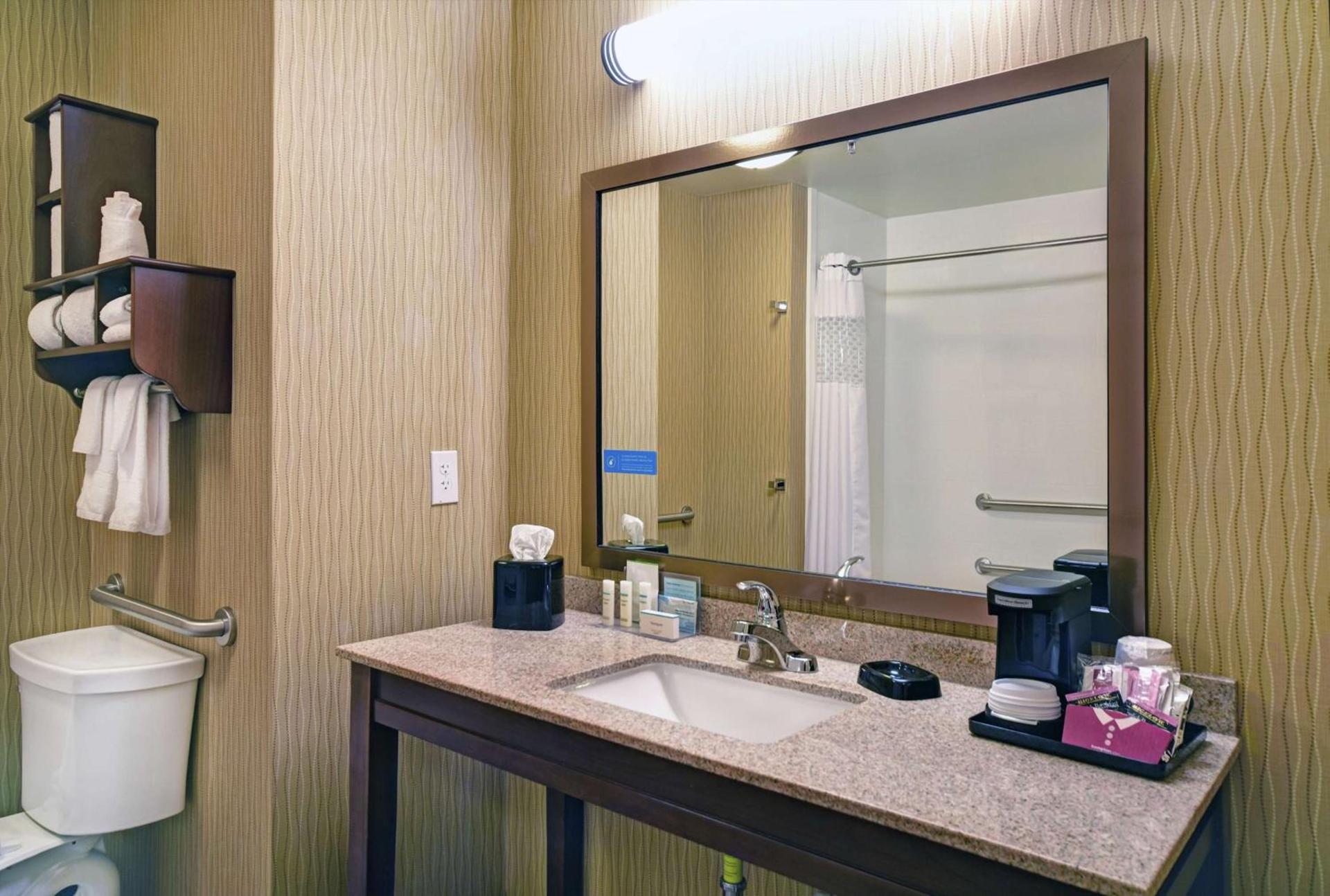 Hampton Inn & Suites Milwaukee/Franklin photo 13