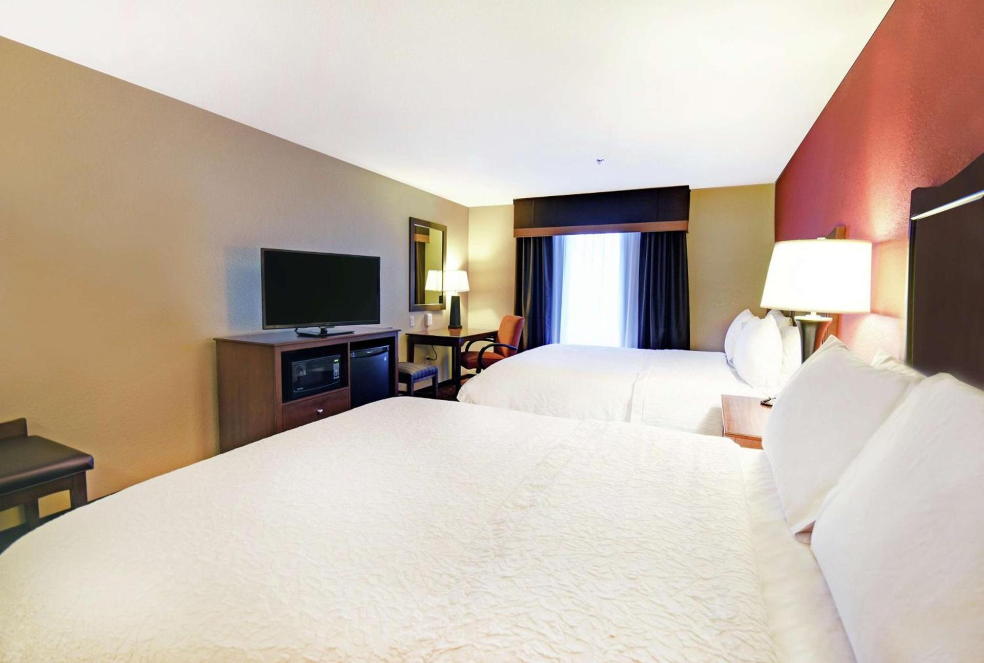 Hampton Inn & Suites Milwaukee/Franklin photo 16