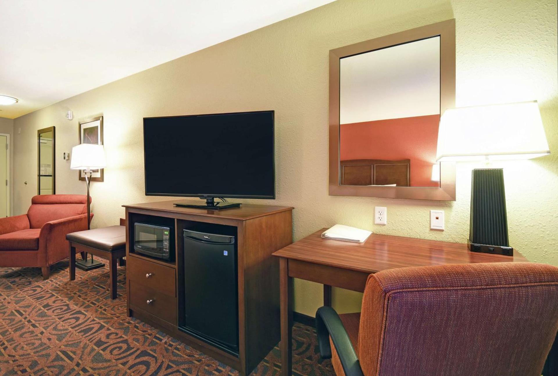 Hampton Inn & Suites Milwaukee/Franklin photo 19