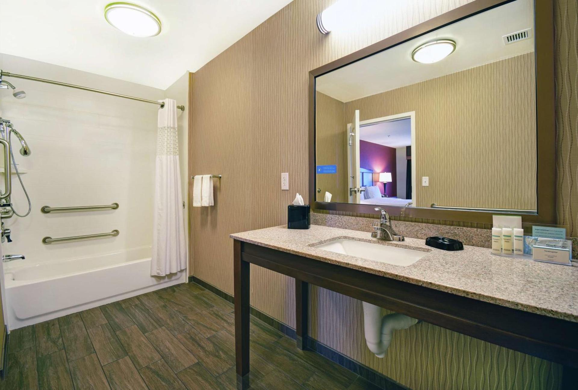 Hampton Inn & Suites Milwaukee/Franklin photo 23