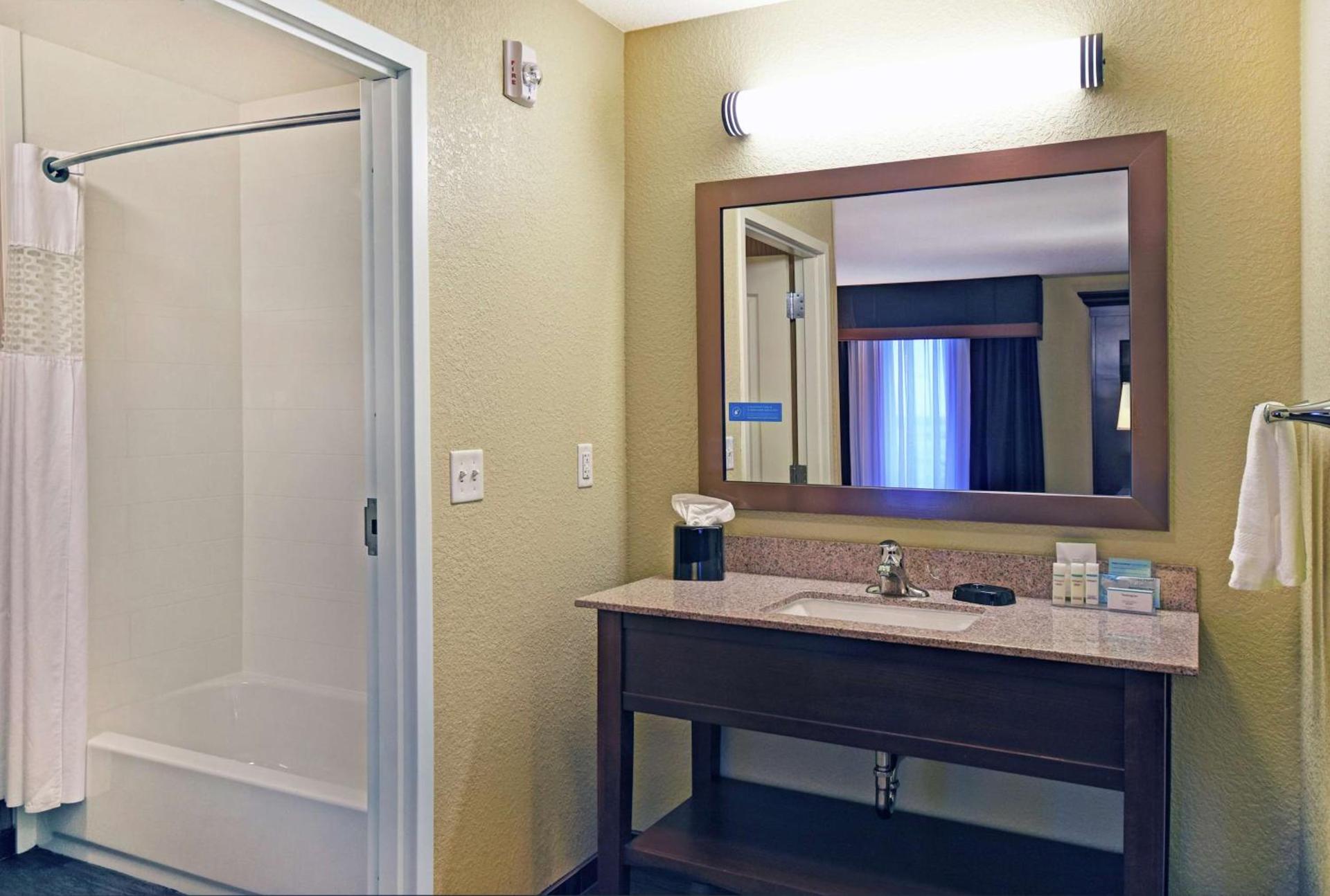 Hampton Inn & Suites Milwaukee/Franklin photo 24