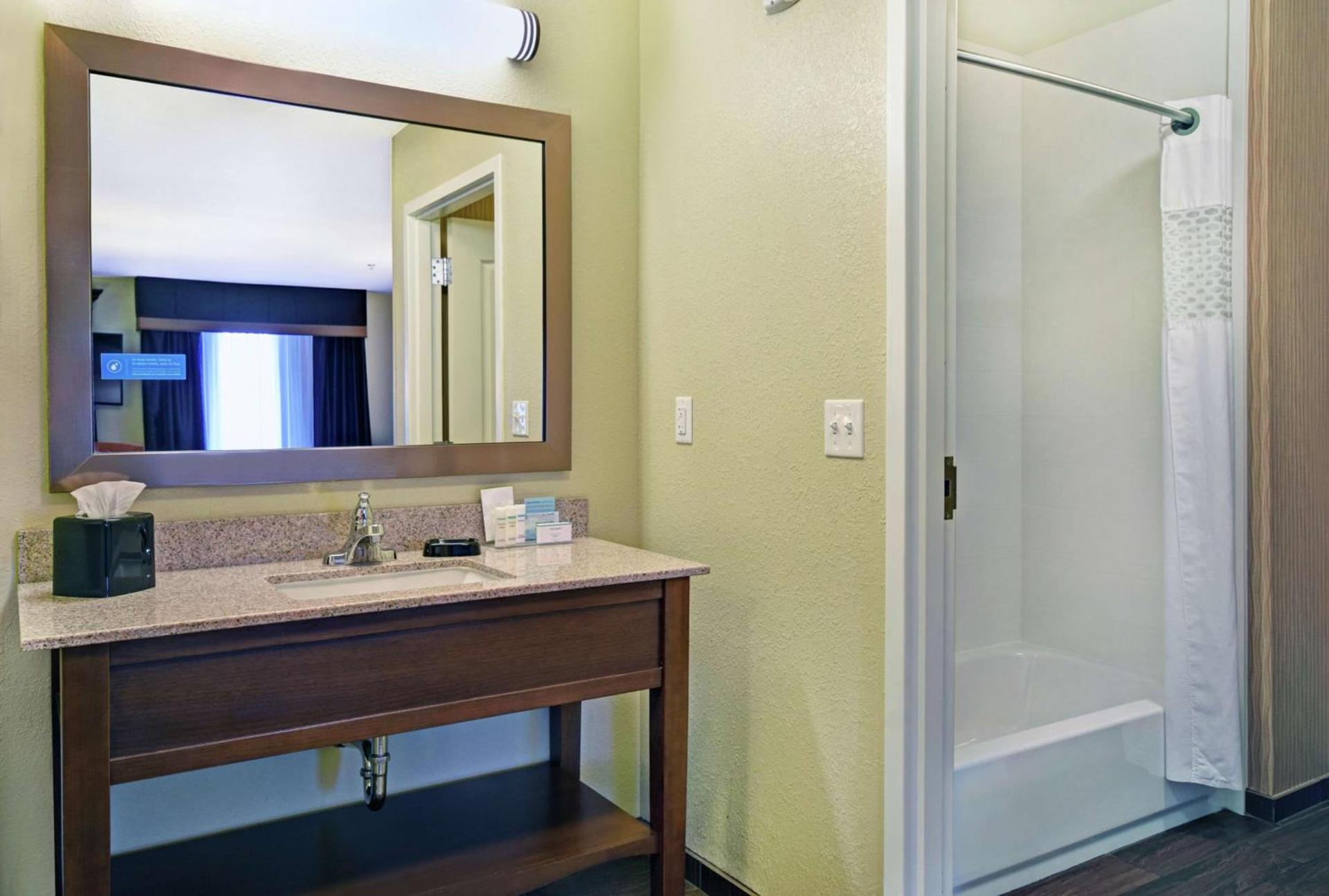 Hampton Inn & Suites Milwaukee/Franklin photo 25