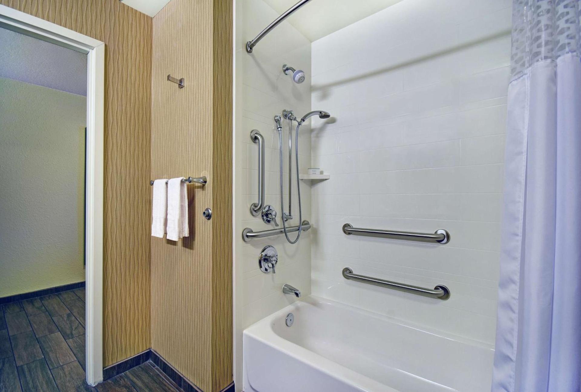 Hampton Inn & Suites Milwaukee/Franklin photo 31