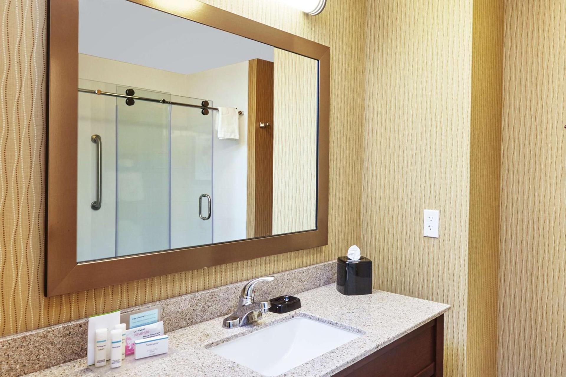 Hampton Inn & Suites Milwaukee/Franklin photo 33