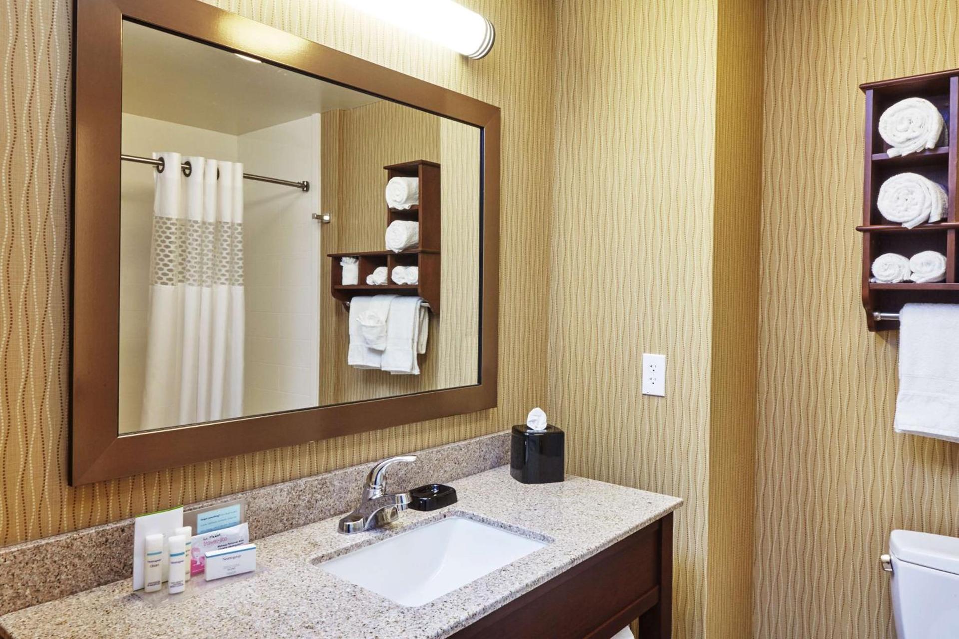 Hampton Inn & Suites Milwaukee/Franklin photo 35