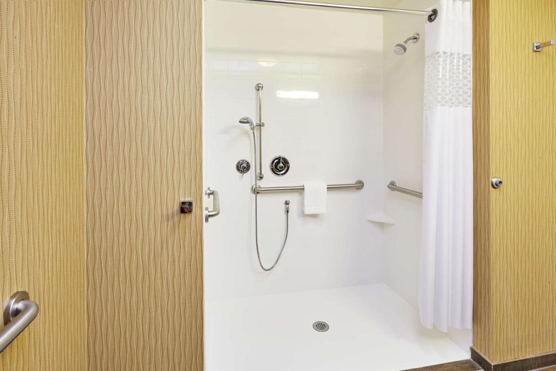 Hampton Inn & Suites Milwaukee/Franklin photo 39