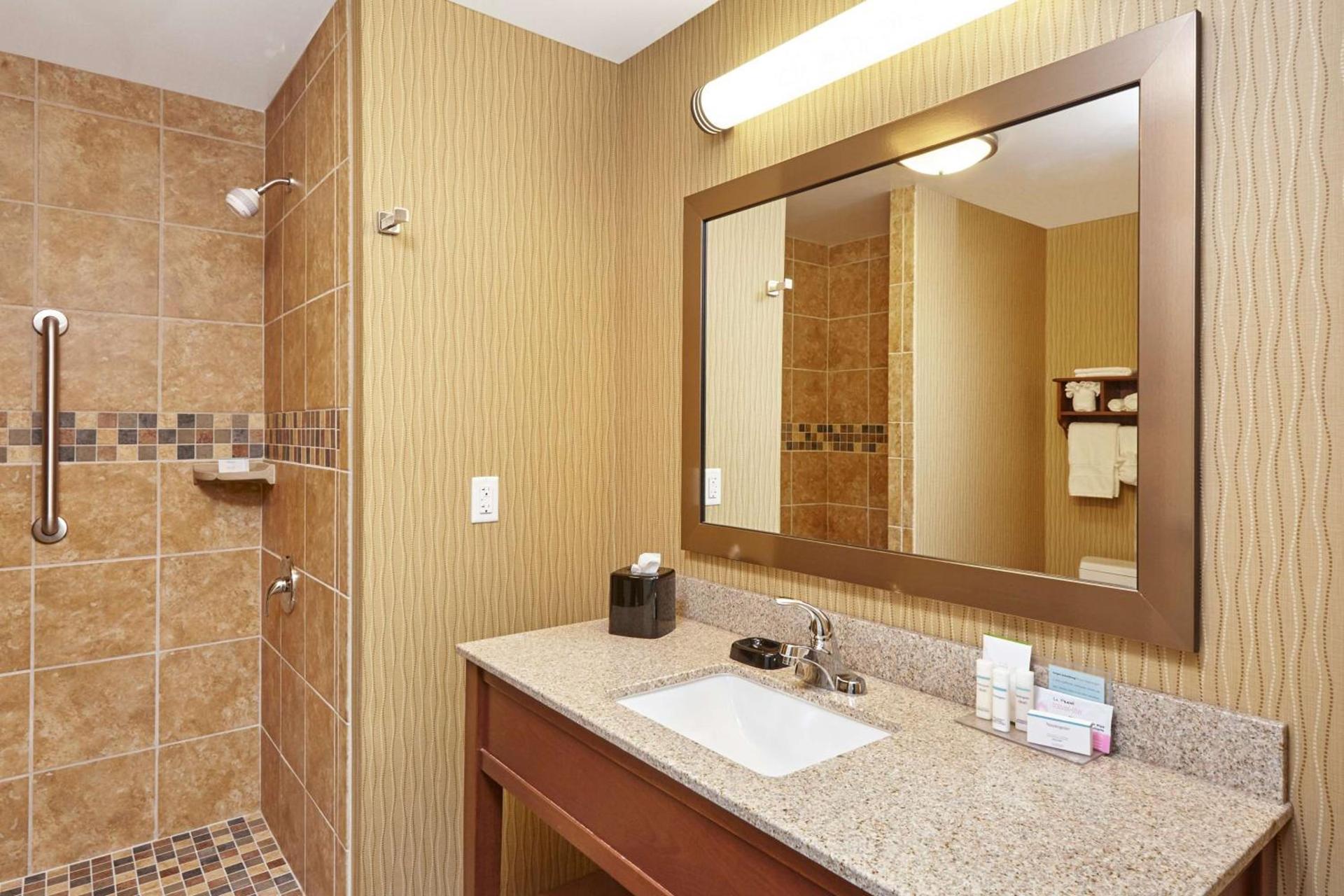 Hampton Inn & Suites Milwaukee/Franklin photo 38