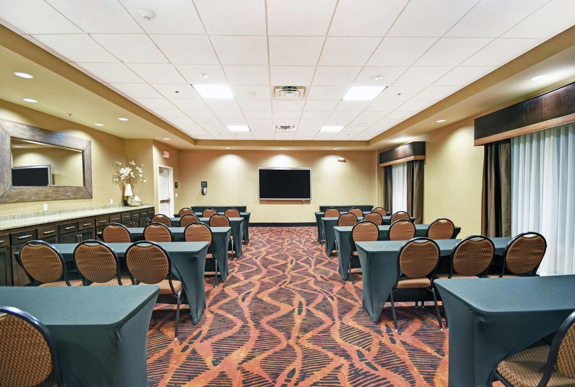 Hampton Inn & Suites Milwaukee/Franklin photo 48