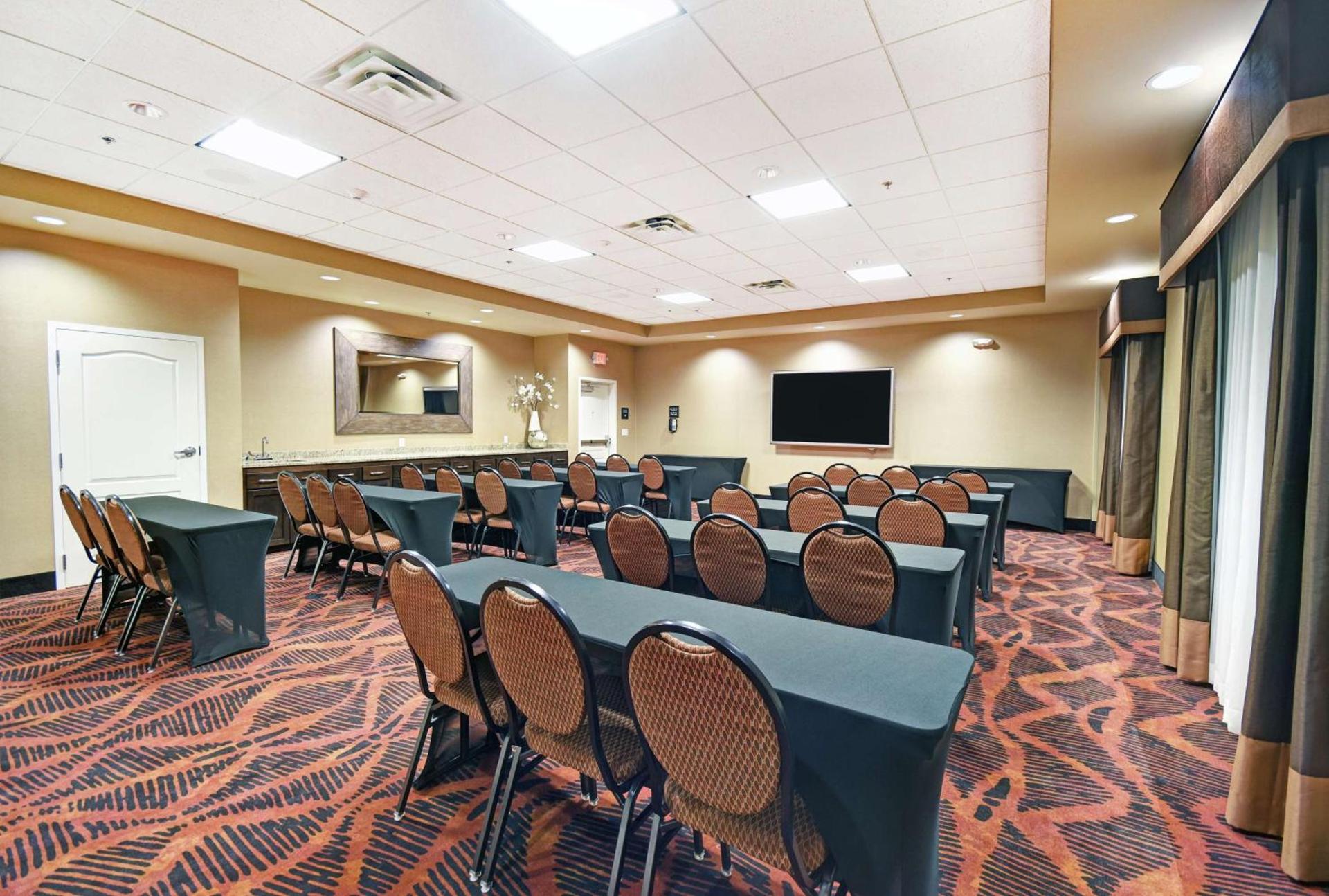Hampton Inn & Suites Milwaukee/Franklin photo 47
