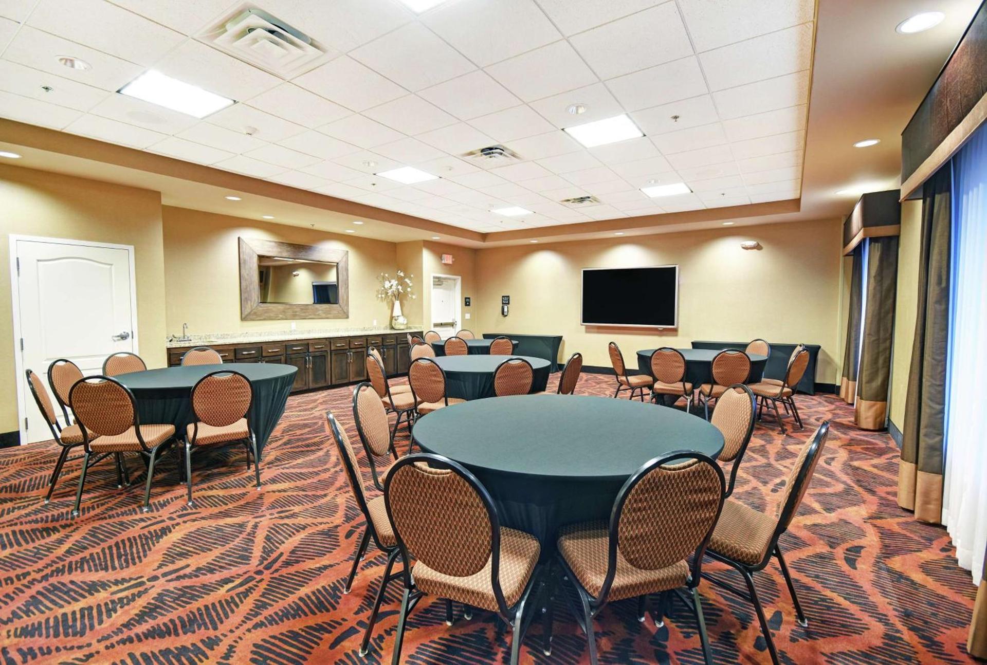 Hampton Inn & Suites Milwaukee/Franklin photo 49