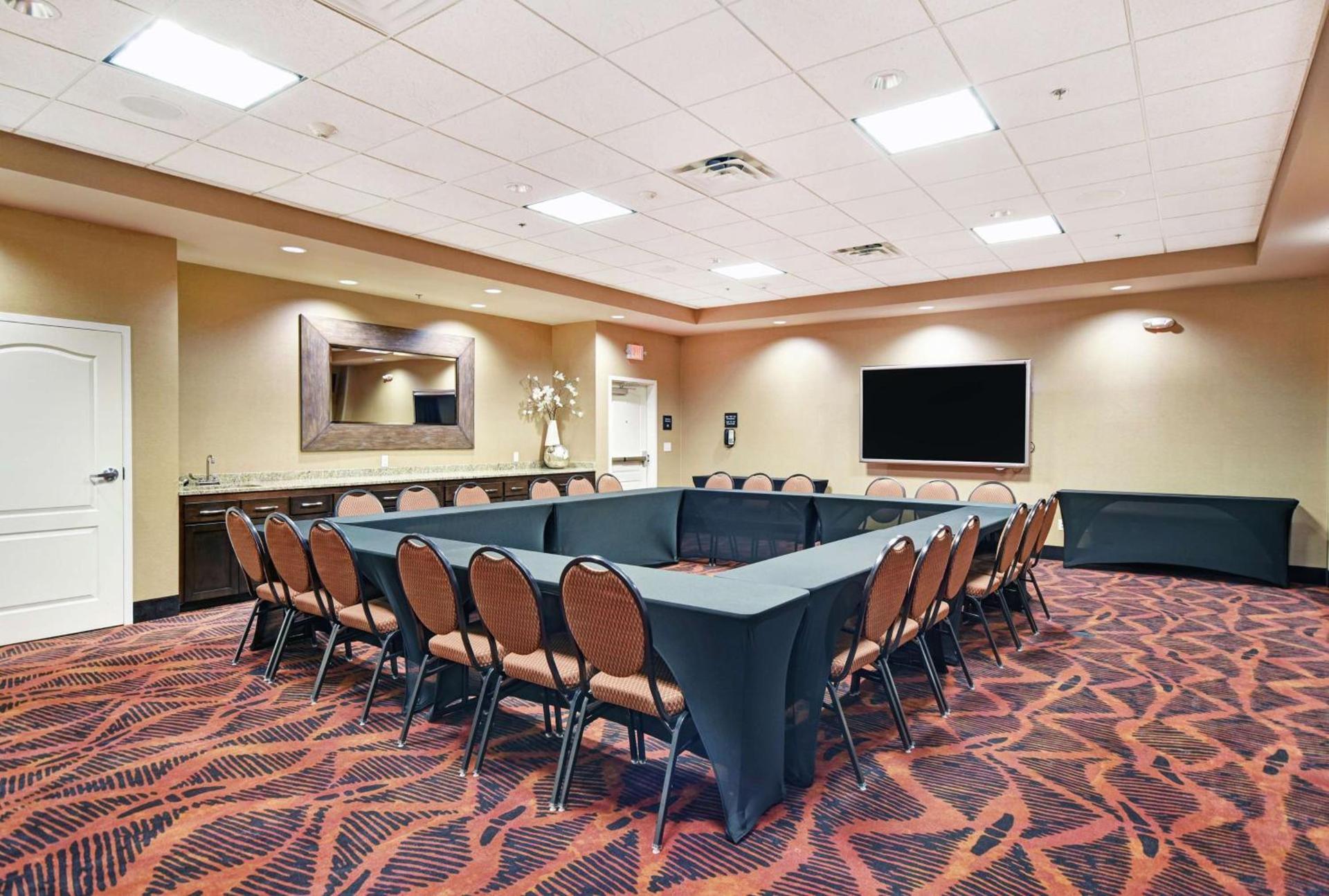 Hampton Inn & Suites Milwaukee/Franklin photo 50