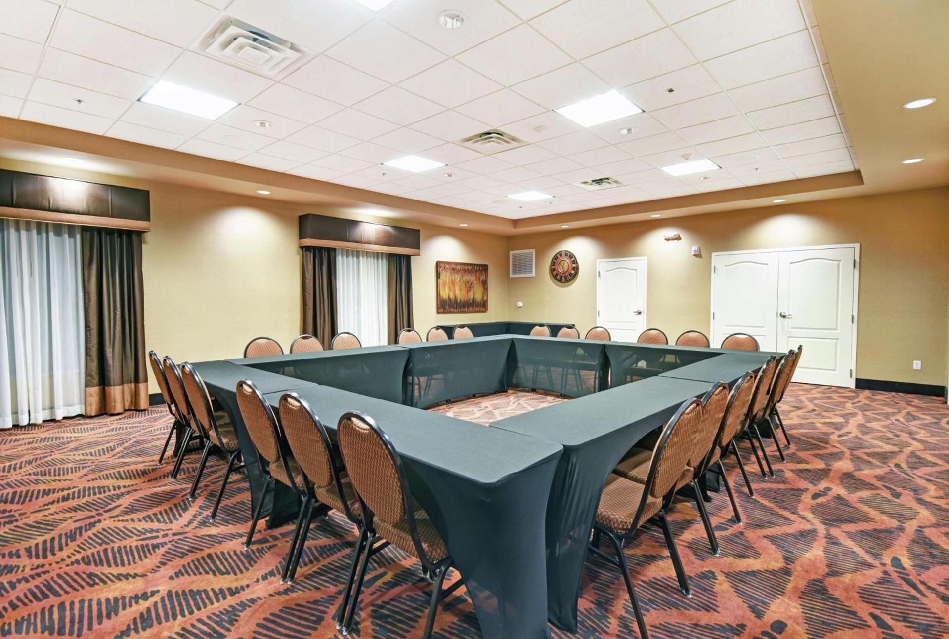 Hampton Inn & Suites Milwaukee/Franklin photo 51