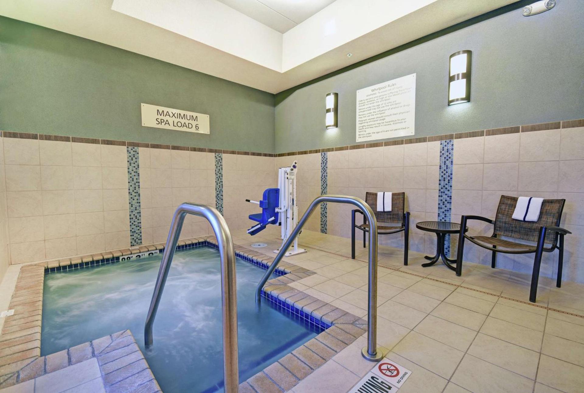 Hampton Inn & Suites Milwaukee/Franklin photo 52