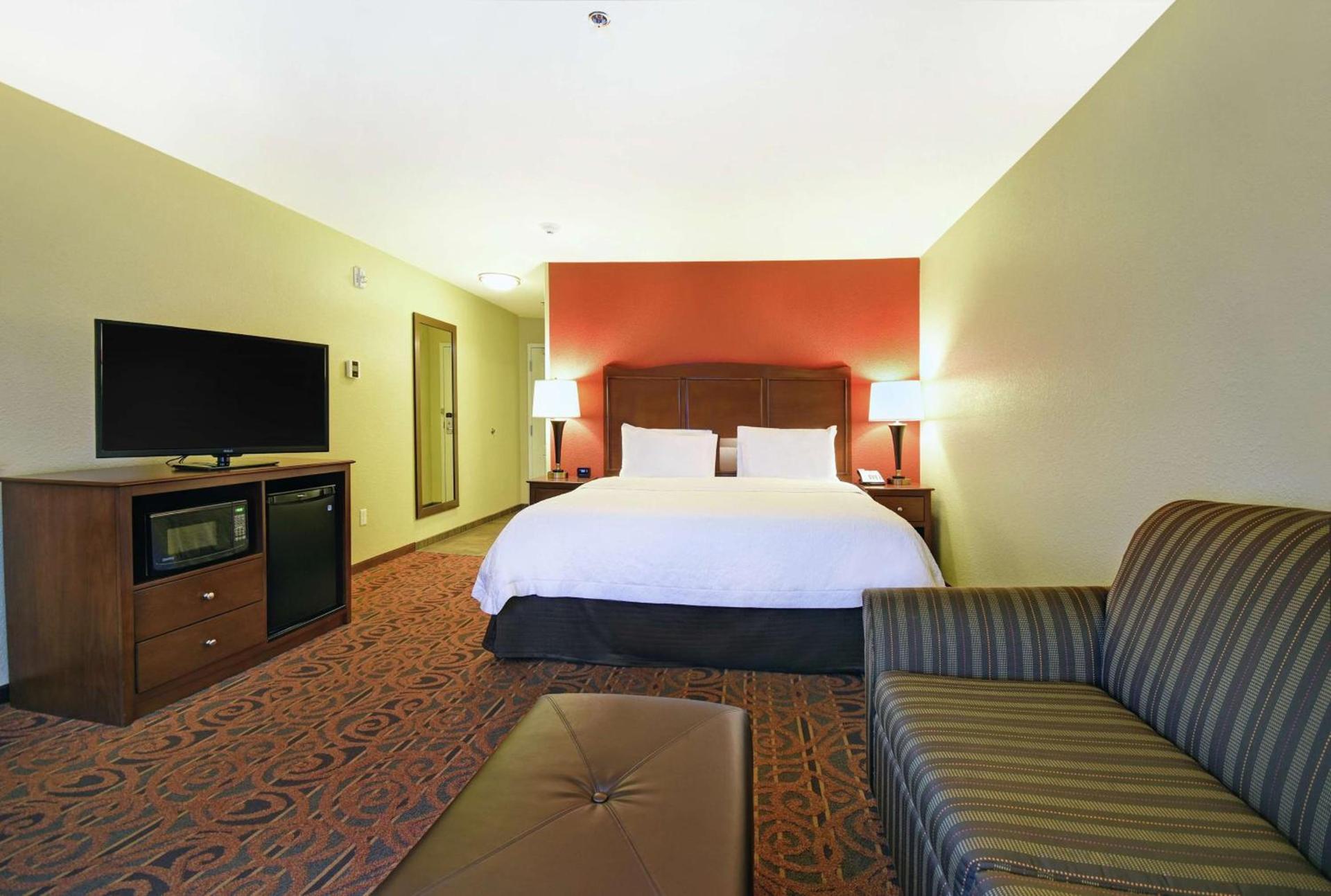 Hampton Inn & Suites Milwaukee/Franklin photo 54