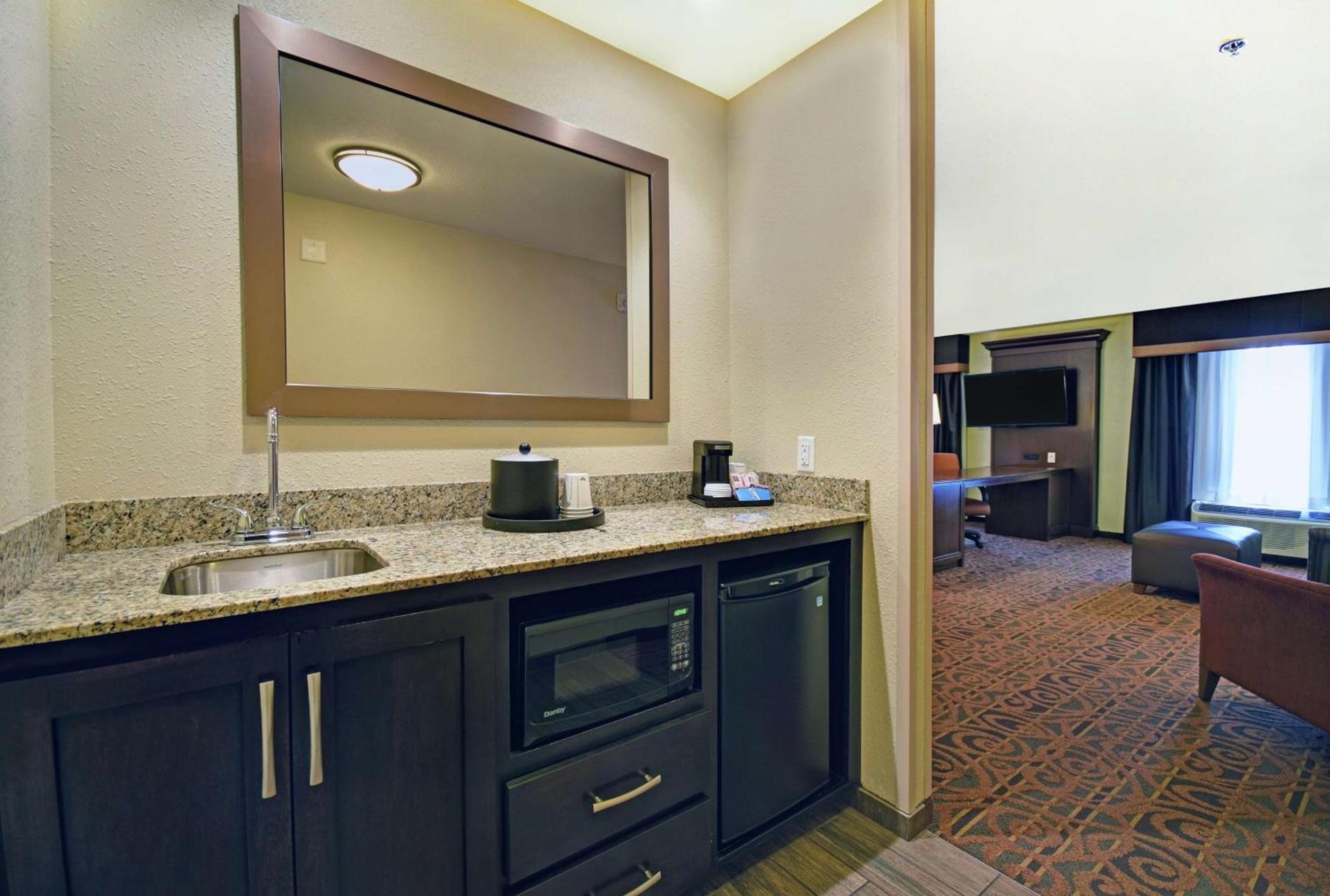 Hampton Inn & Suites Milwaukee/Franklin photo 55