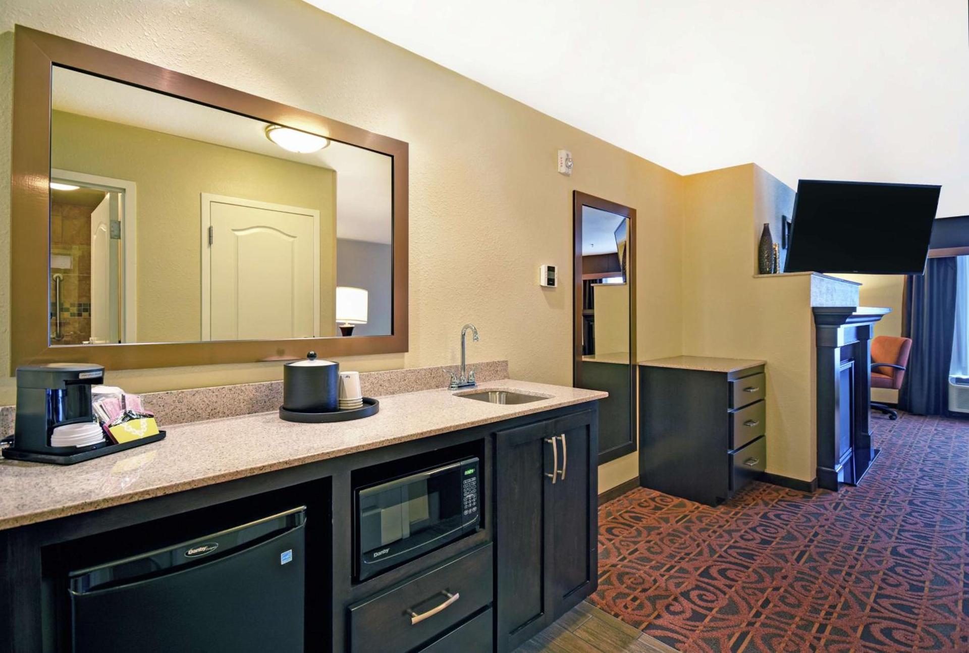 Hampton Inn & Suites Milwaukee/Franklin photo 56