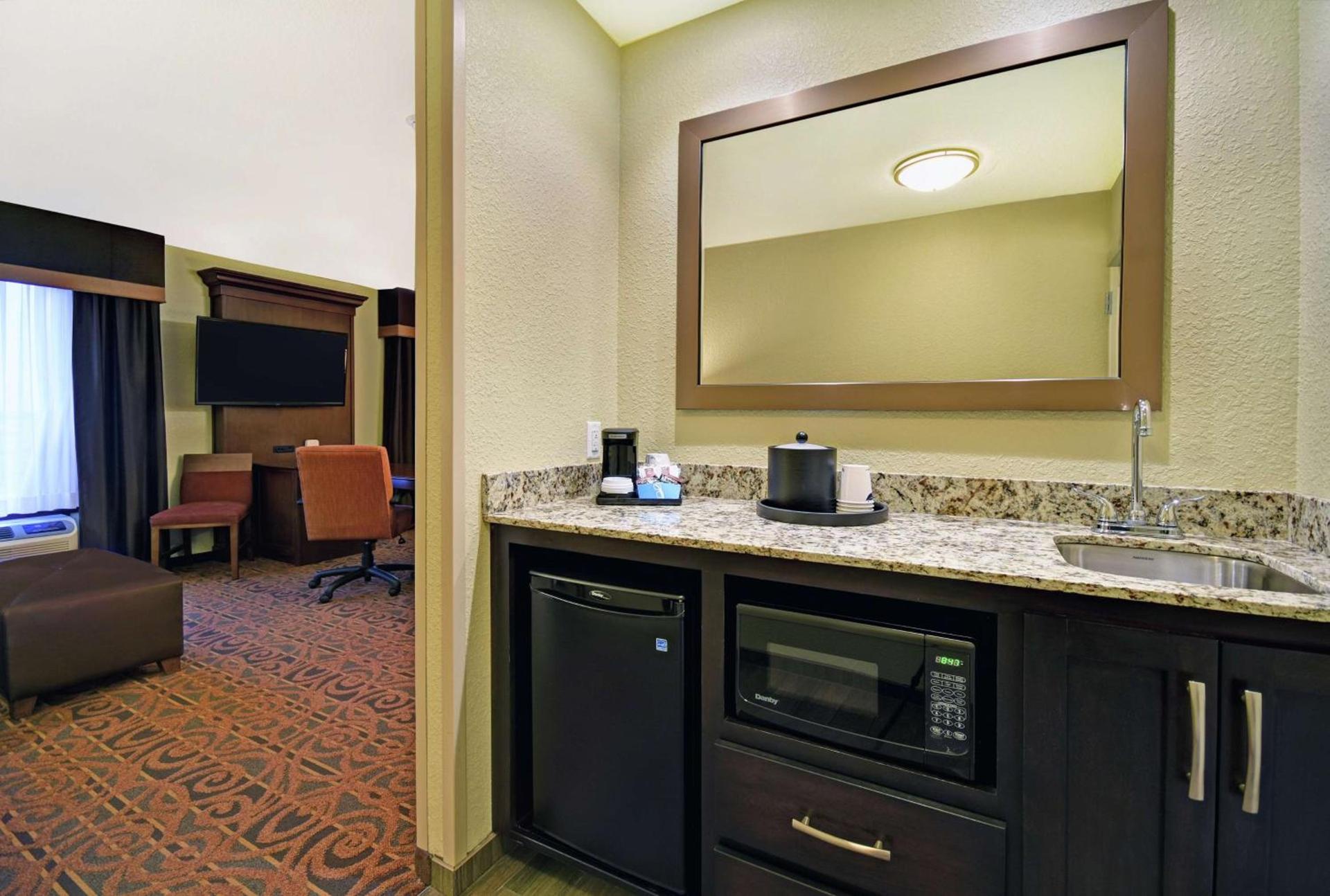 Hampton Inn & Suites Milwaukee/Franklin photo 58