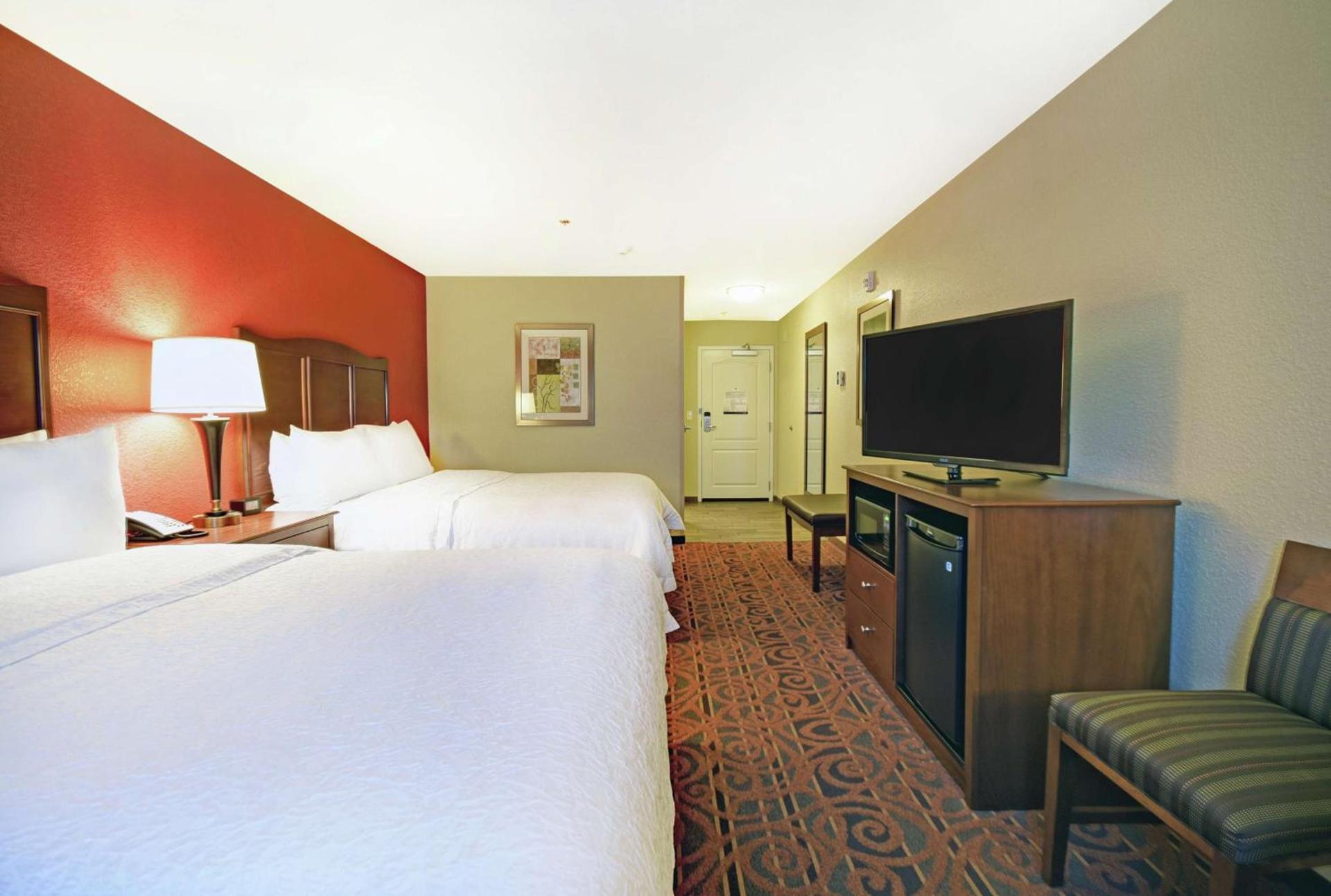 Hampton Inn & Suites Milwaukee/Franklin photo 59