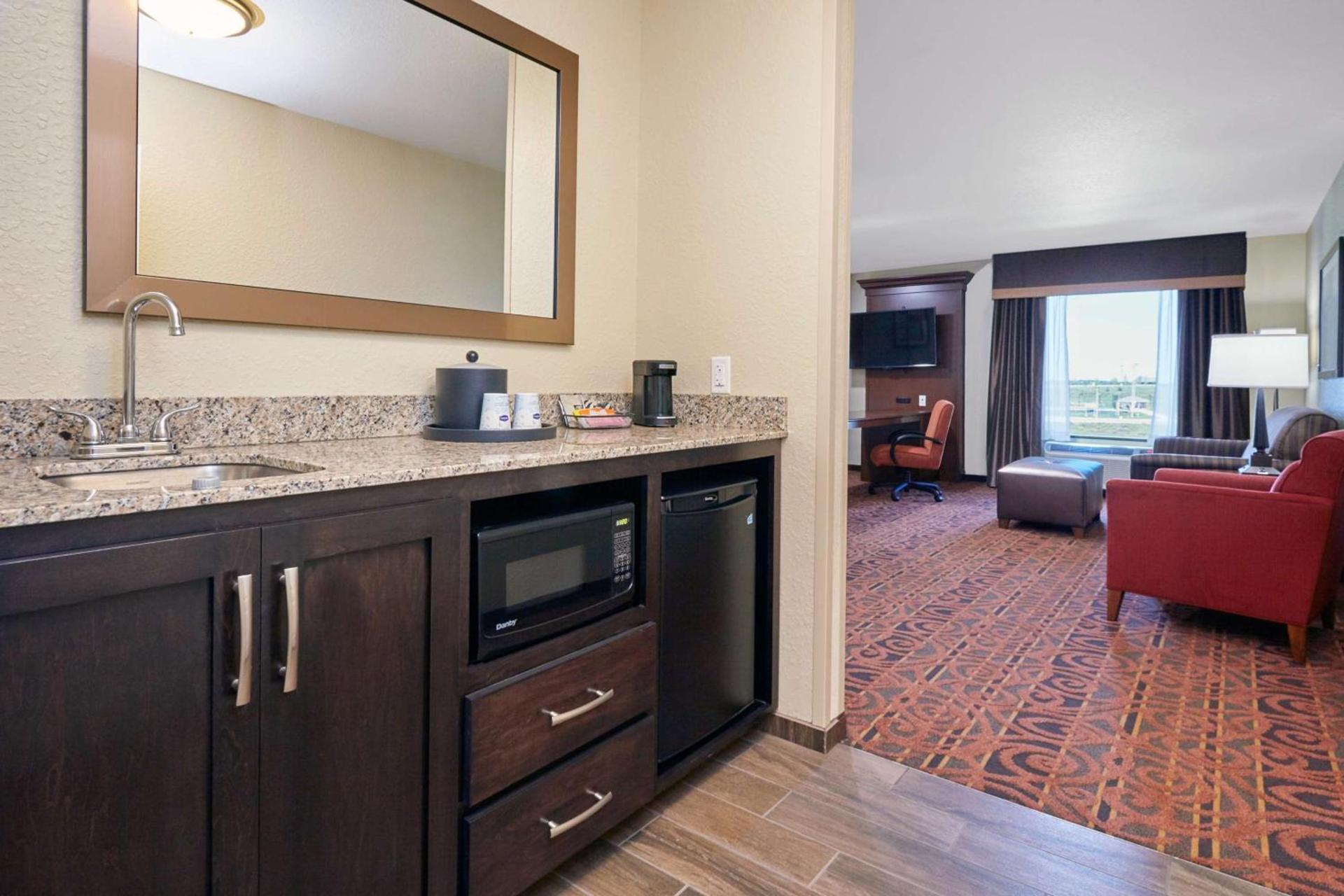 Hampton Inn & Suites Milwaukee/Franklin photo 60