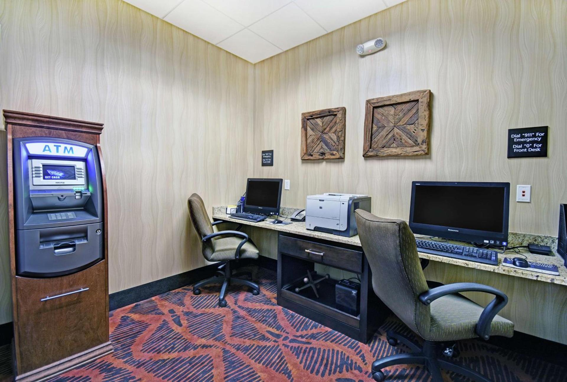 Hampton Inn & Suites Milwaukee/Franklin photo 61