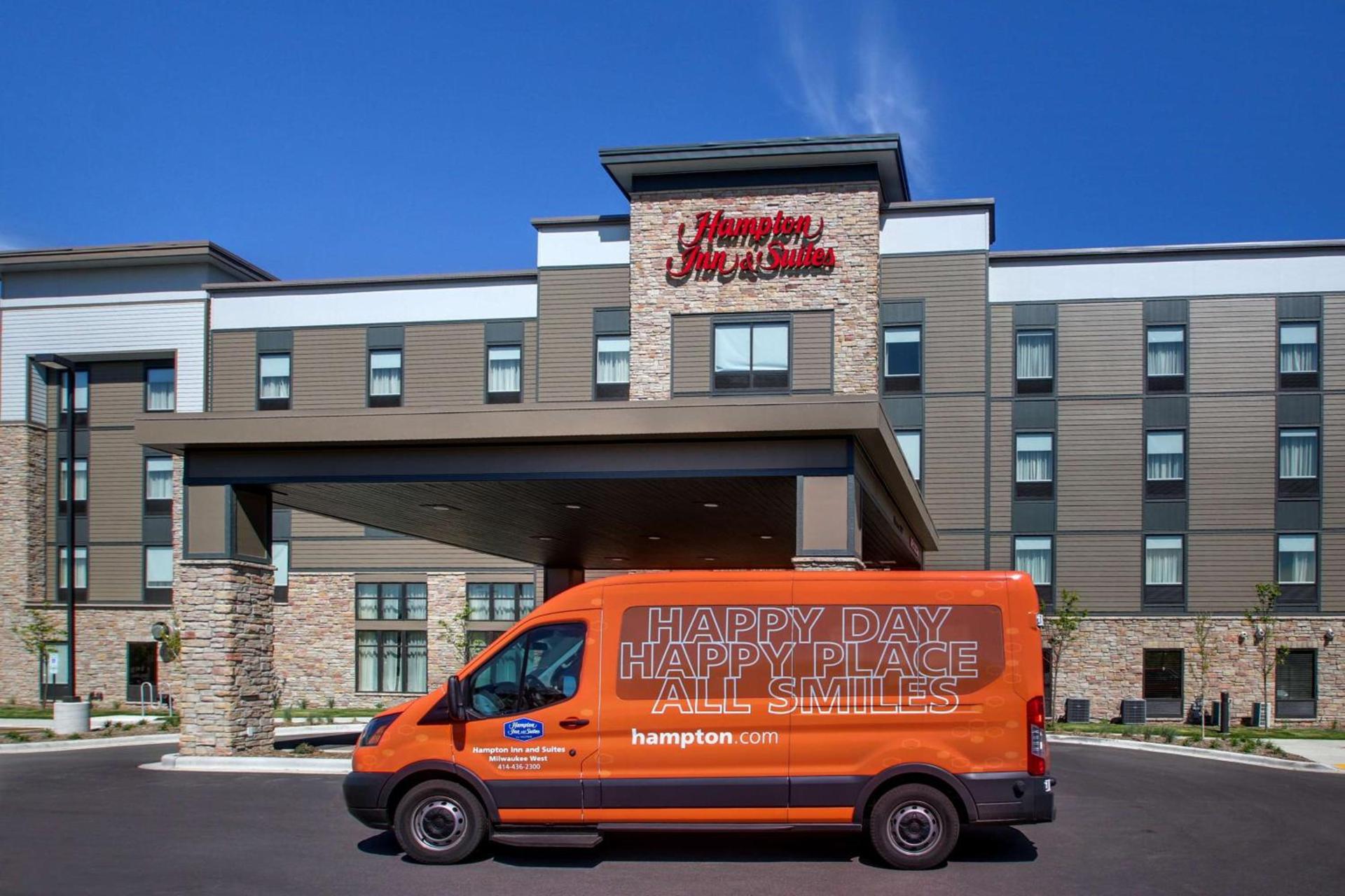 Hampton Inn & Suites Milwaukee West photo 2