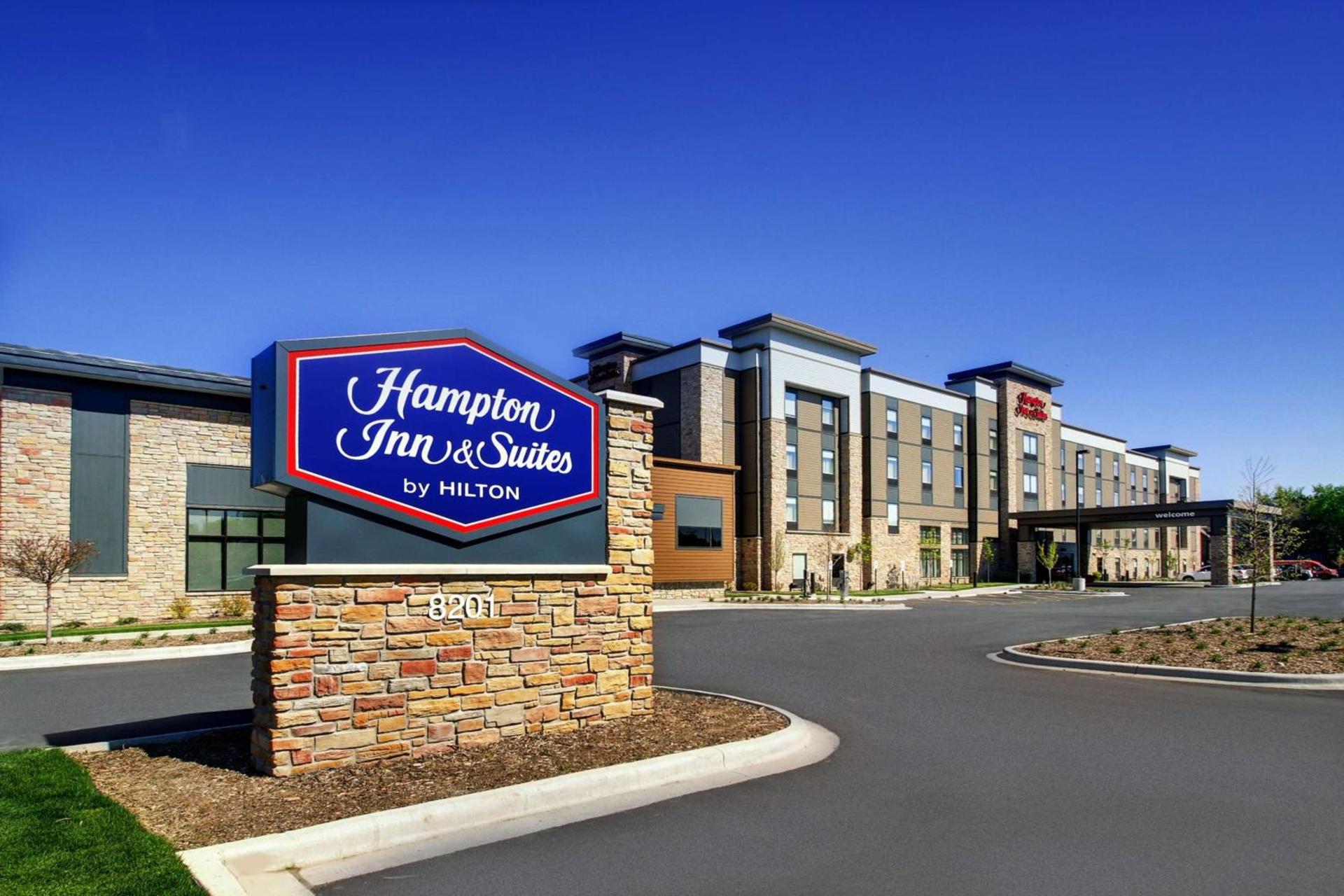 Hampton Inn & Suites Milwaukee West photo 1