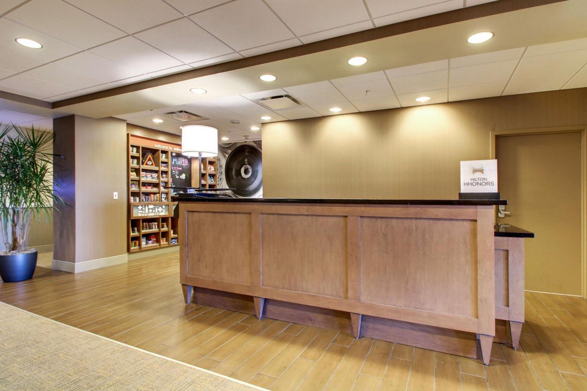 Hampton Inn & Suites Milwaukee West photo 8