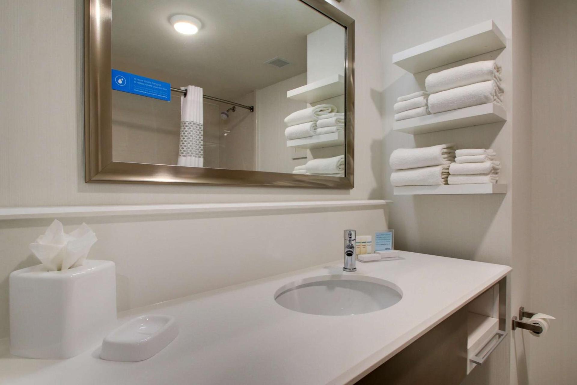 Hampton Inn & Suites Milwaukee West photo 45