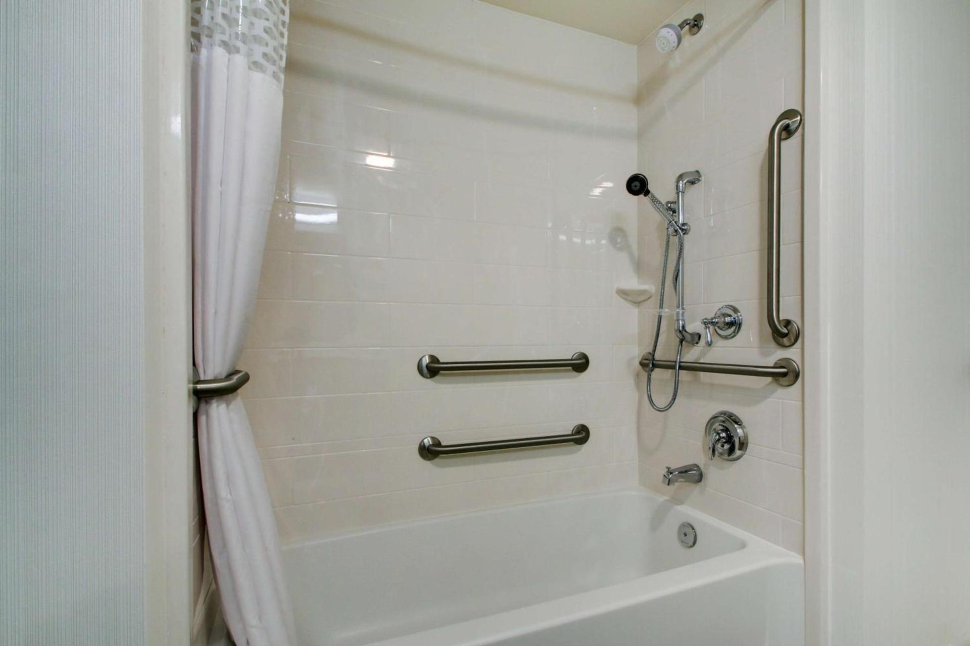 Hampton Inn & Suites Milwaukee West photo 42
