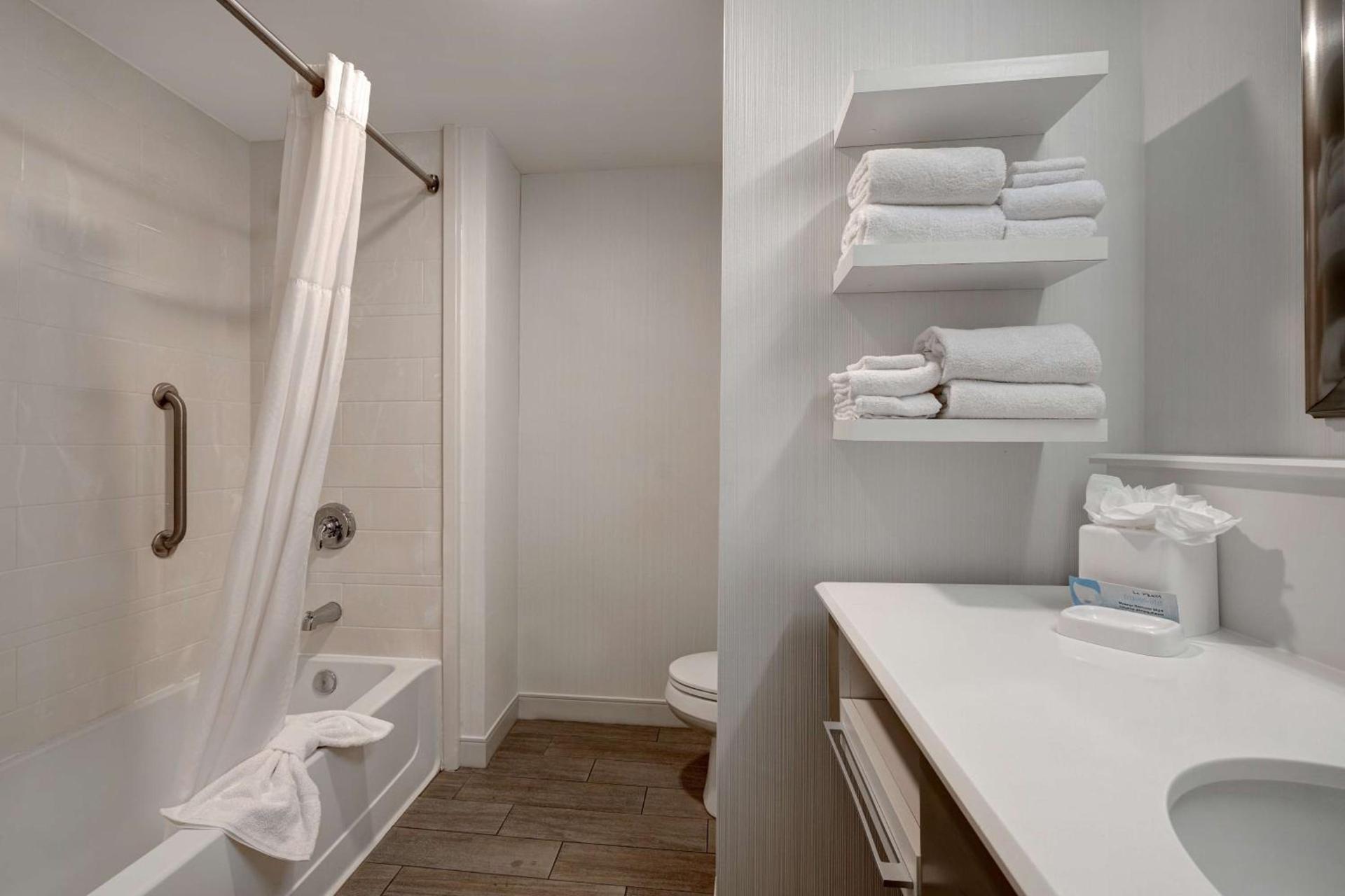 Hampton Inn & Suites Milwaukee West photo 56