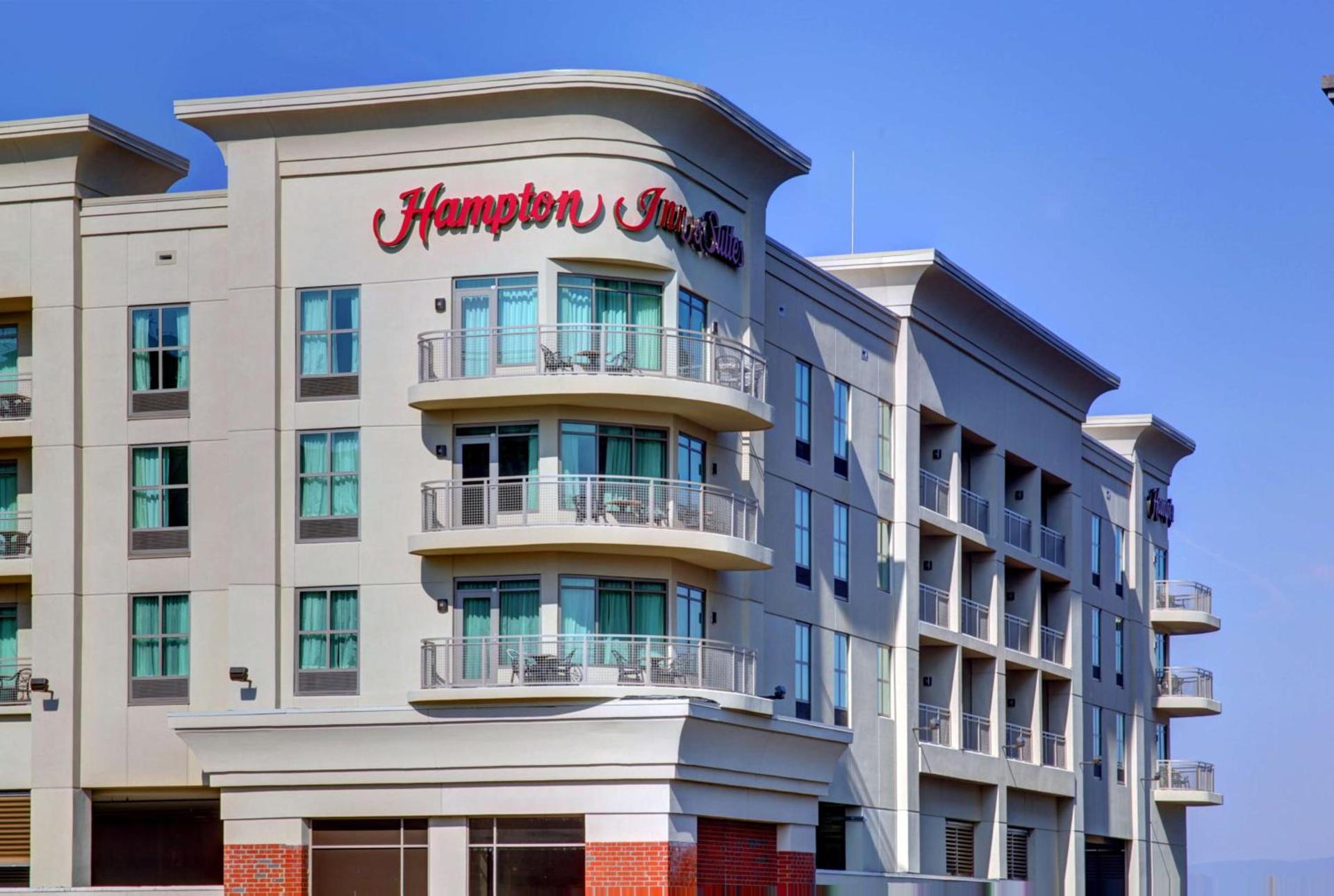 Hampton Inn & Suites - Roanoke-Downtown, VA photo 2