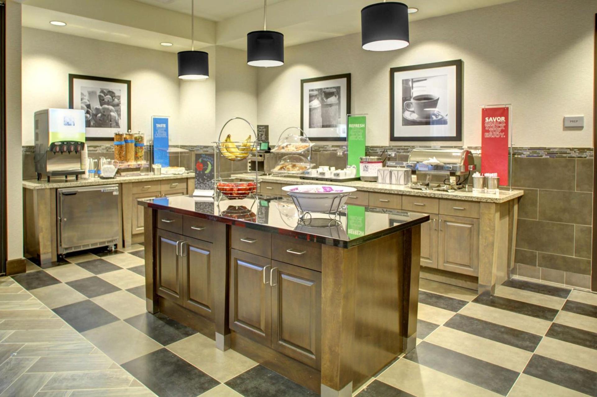 Hampton Inn & Suites - Roanoke-Downtown, VA photo 12