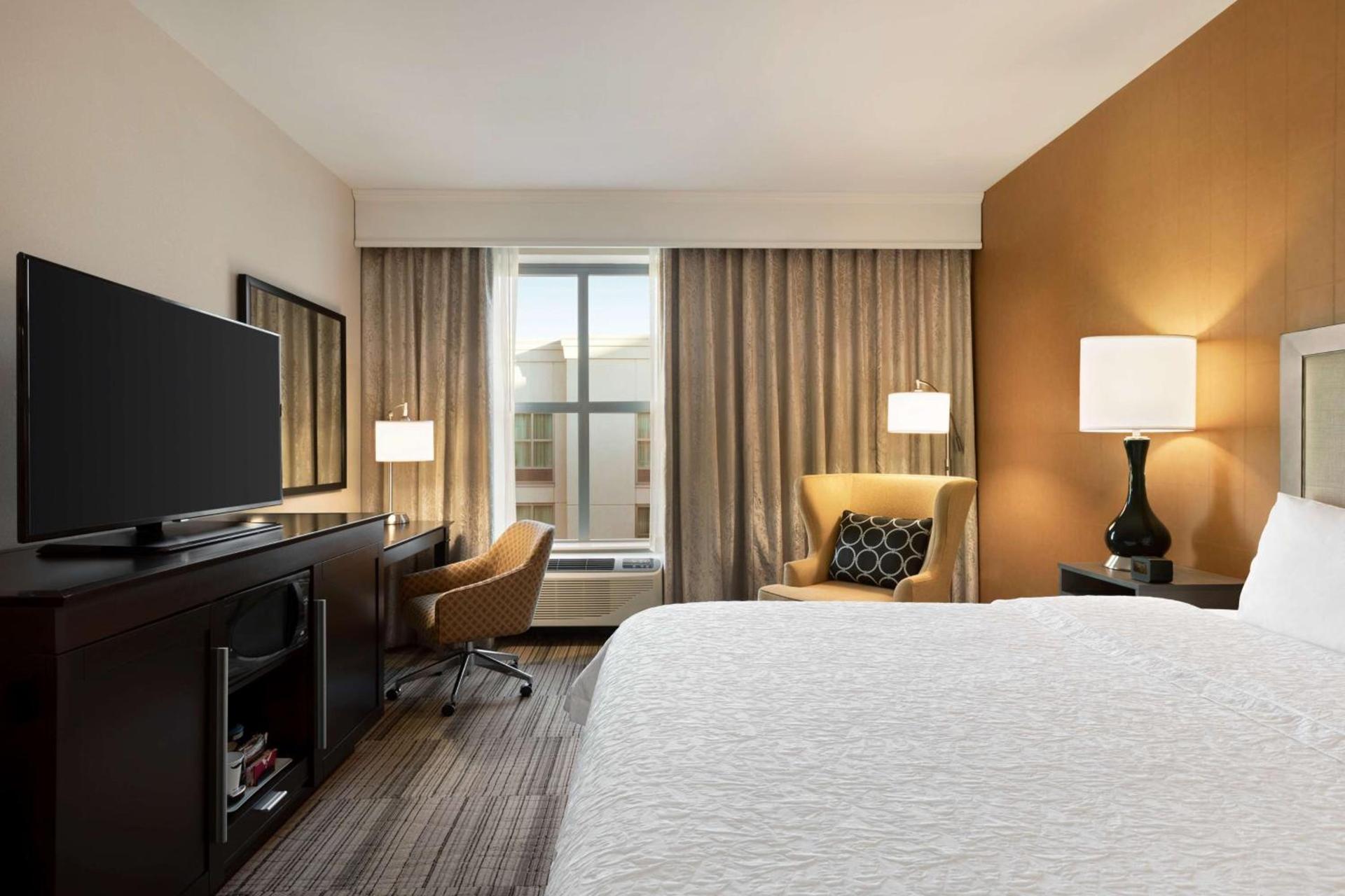 Hampton Inn & Suites - Roanoke-Downtown, VA photo 17