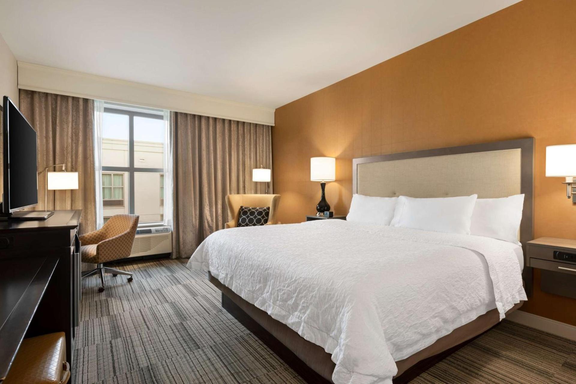 Hampton Inn & Suites - Roanoke-Downtown, VA photo 18